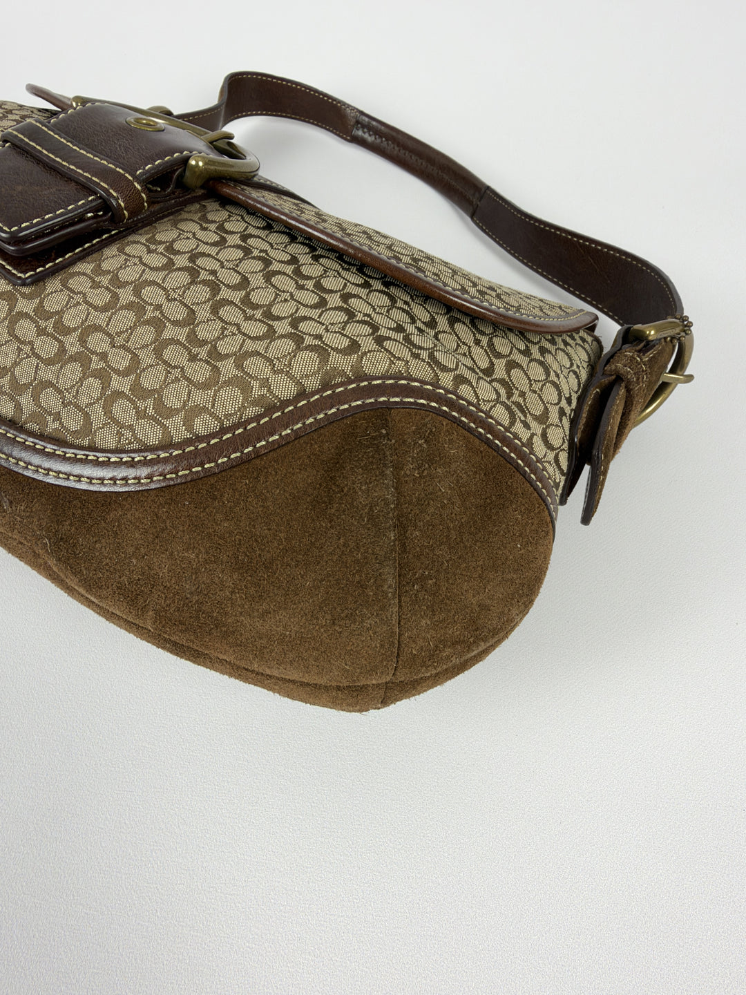 Coach Soho Mini Signature Suede Buckle Flap Shoulder Bag in Khaki/Braun, Detailansicht 7