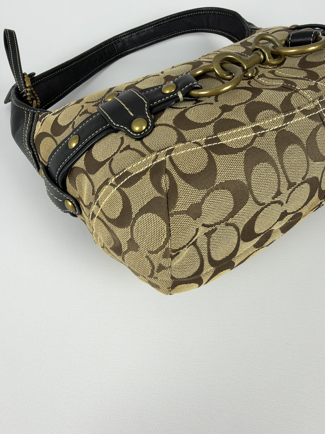 Coach Signature Horse Bit Hobo Shoulder Bag in Khaki/Braun, Detailansicht 7