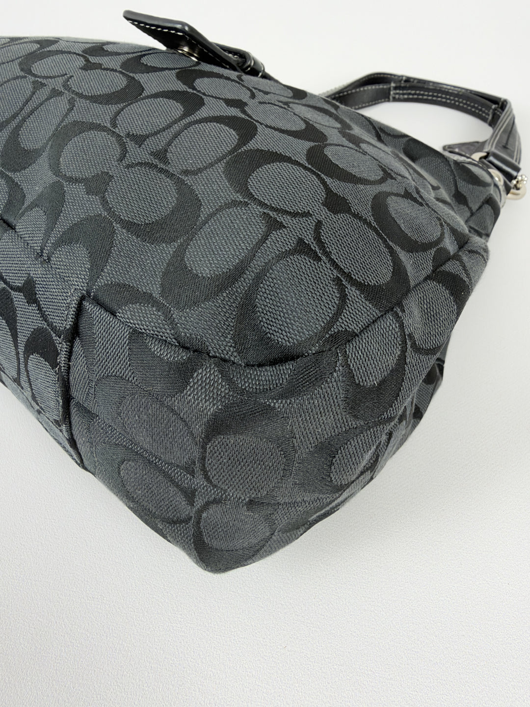 Coach Soho Signature Buckle Hobo Shoulder Bag in Schwarz/Anthrazit, Detailansicht 7