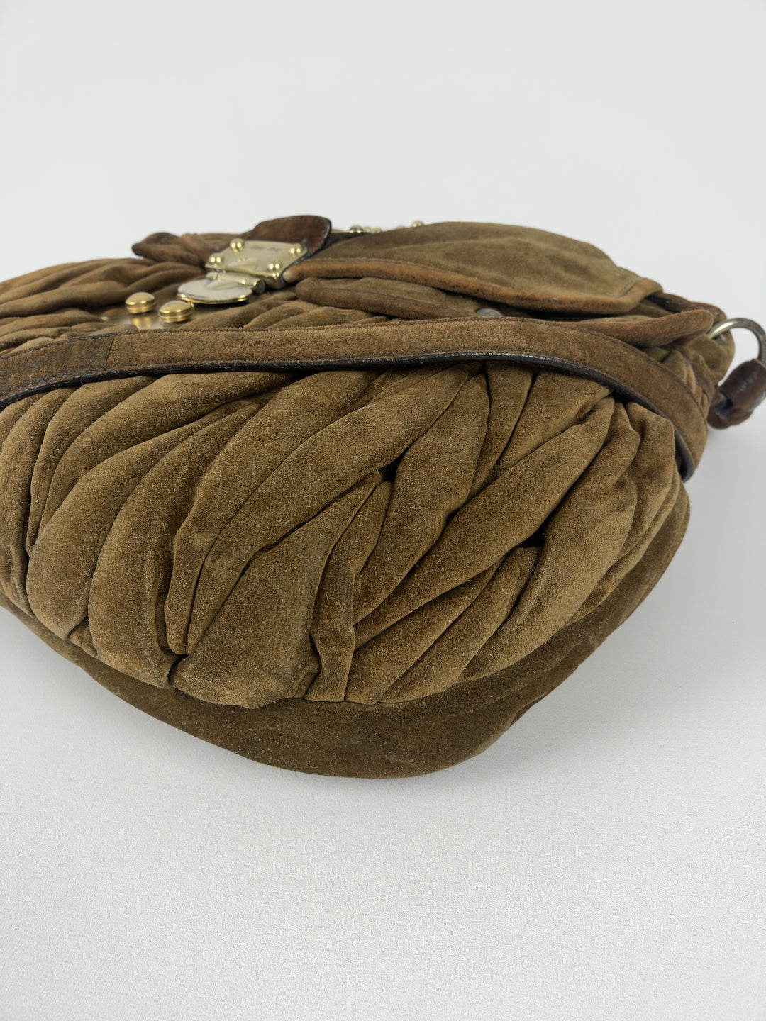 Miu Miu Coffer Matelassé Suede Hobo Shoulder Bag in Oliv-/Tabakbraun, Detailansicht 7