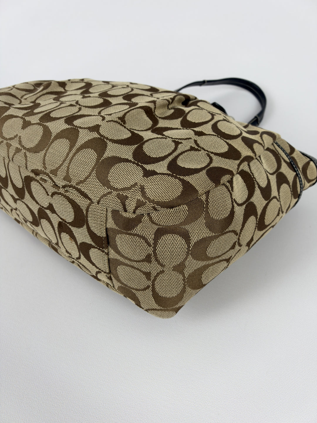 Coach Gallery Signature Tote Shoulder Bag in Khaki/Braun, Detailansicht 7