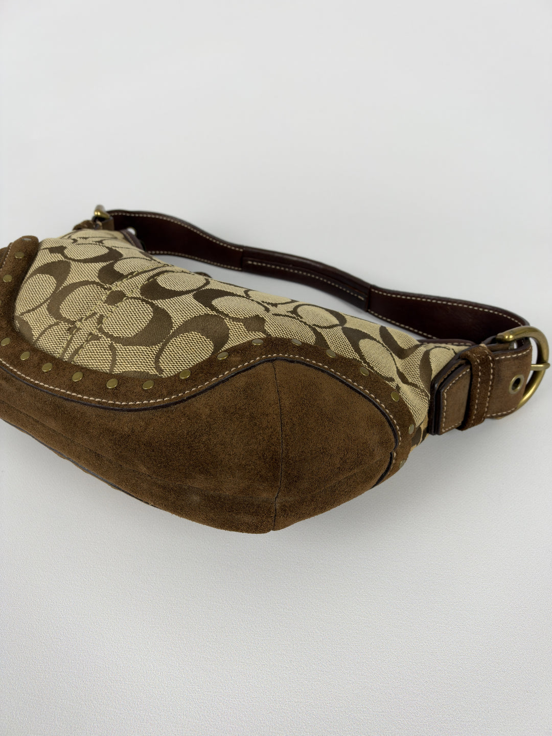 Coach Signature Studded Suede Hobo Shoulder Bag in Khaki/Braun, Detailansicht 7