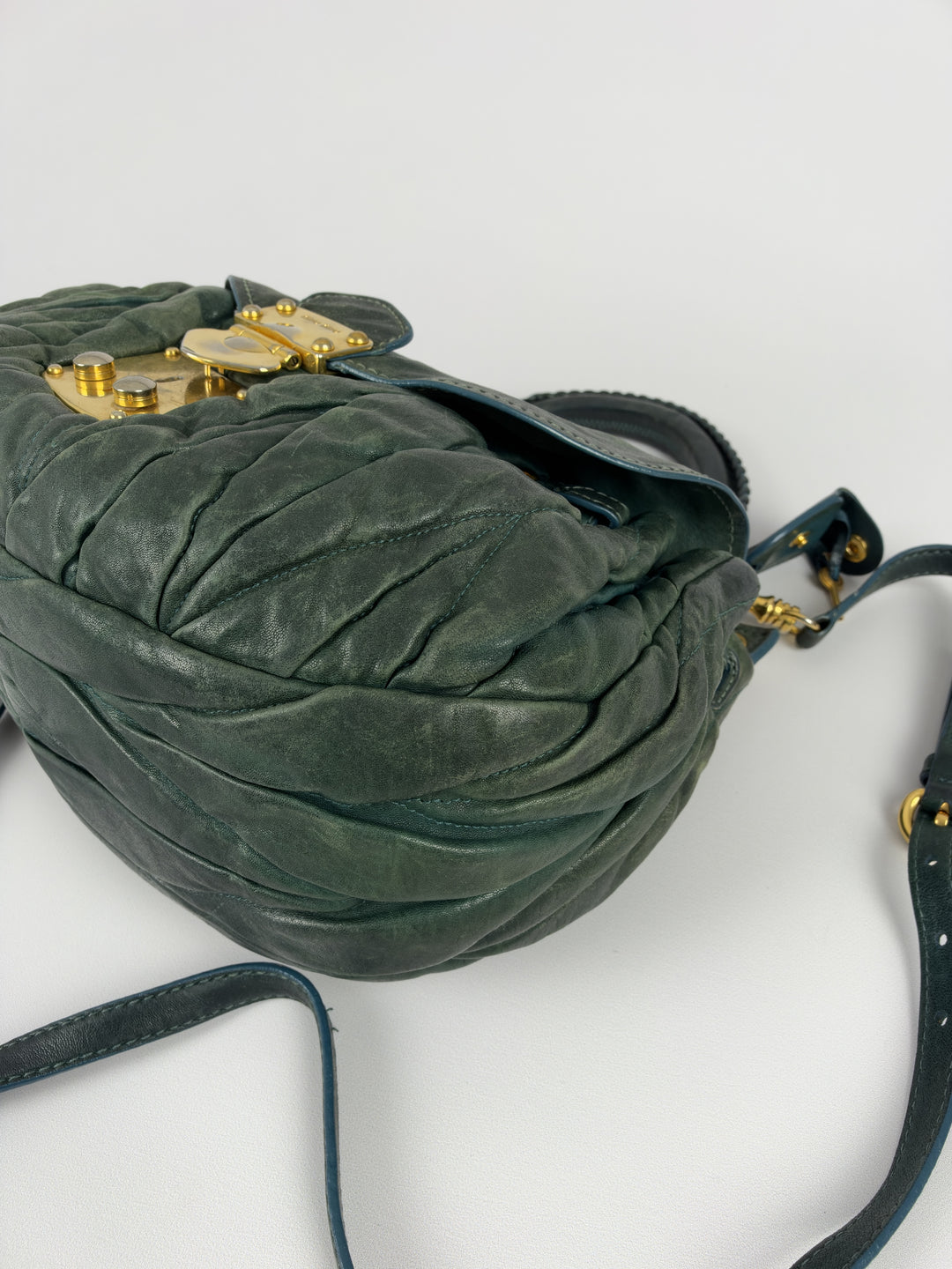 Miu Miu Coffer Matelassé Leather Shoulder Bag in Dunkelgrün, Detailansicht 7