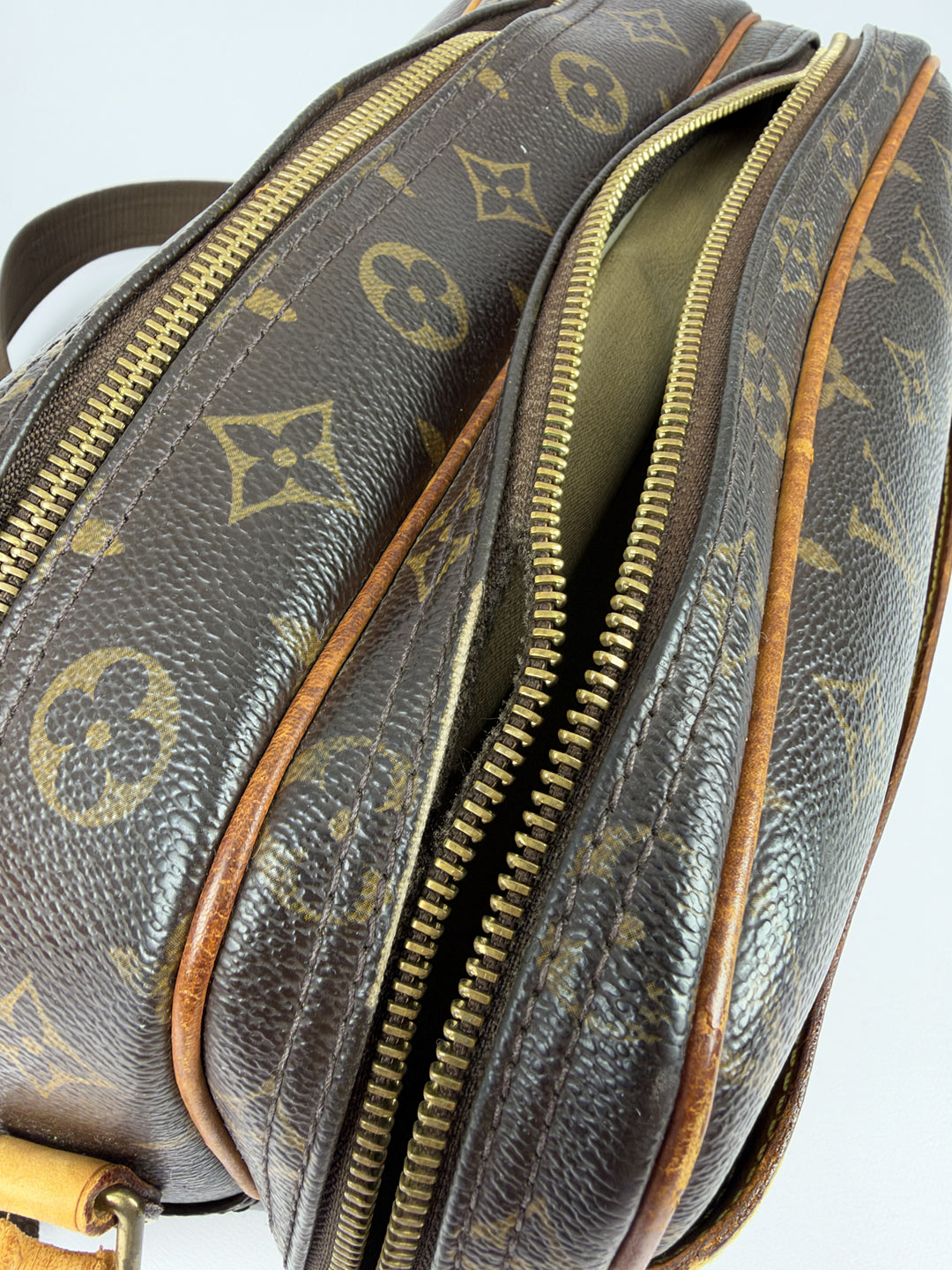 Louis Vuitton Monogram Reporter PM Shoulder Bag in Braun/Beige, Detailansicht 7