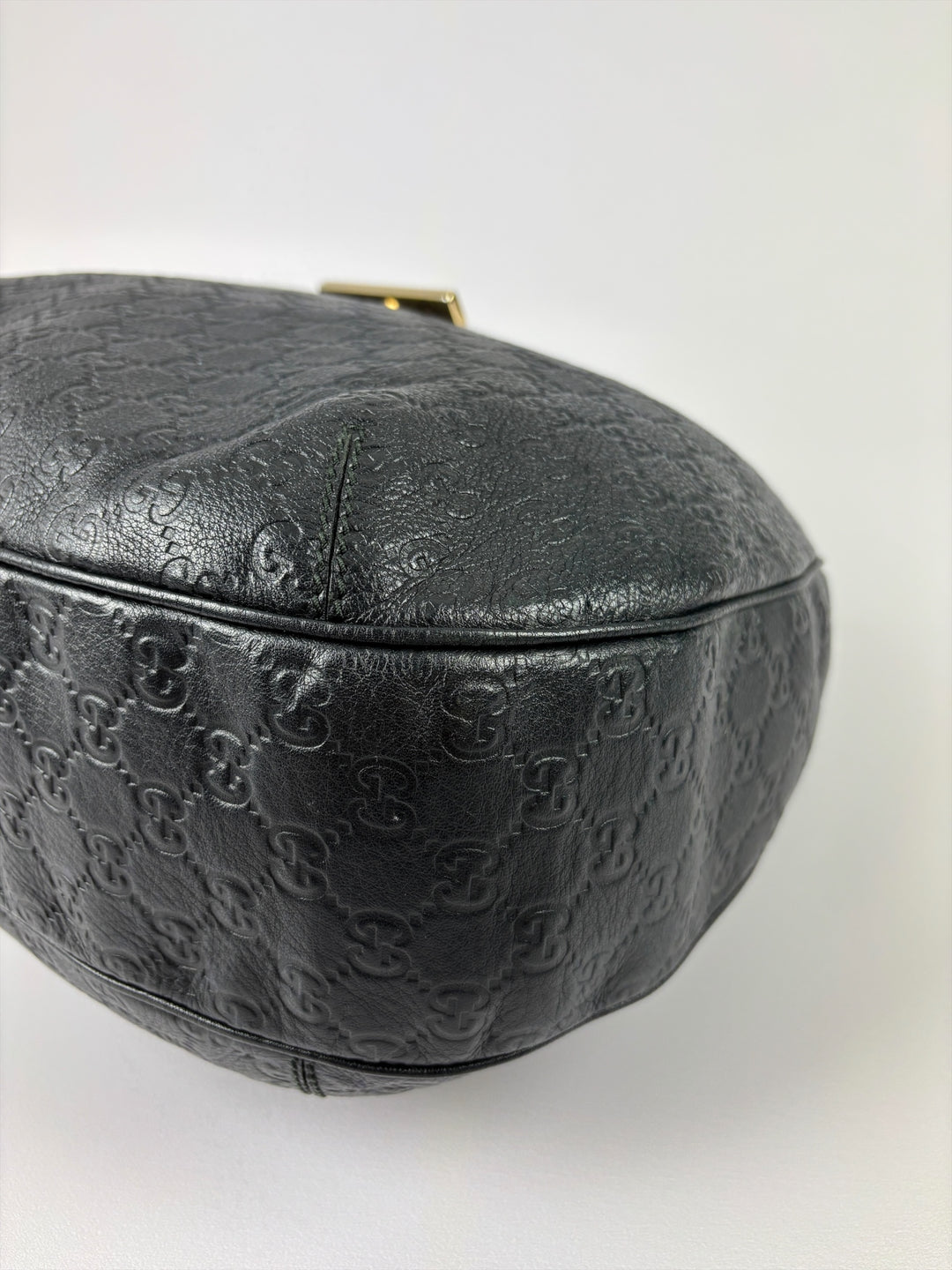 Gucci Guccissima Leather New Britt Hobo Shoulder Bag in Schwarz, Detailansicht 7