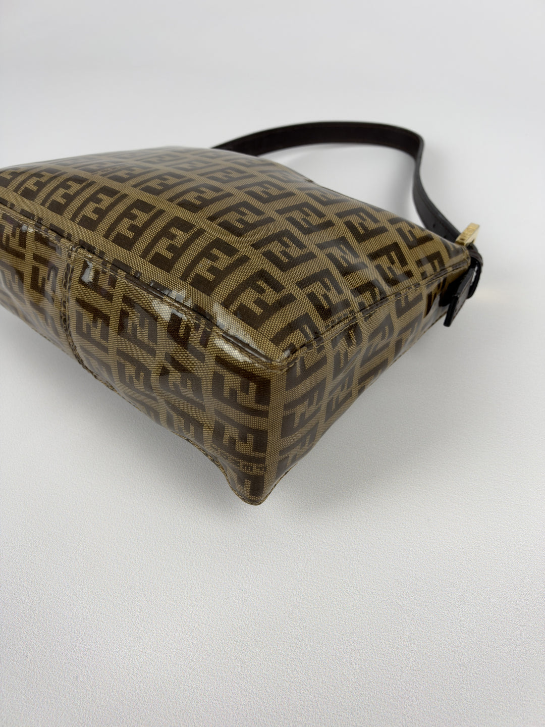 Fendi Zucca Coated Canvas Pochette Shoulder Bag in Tabakbraun/Schwarzbraun, Detailansicht 7