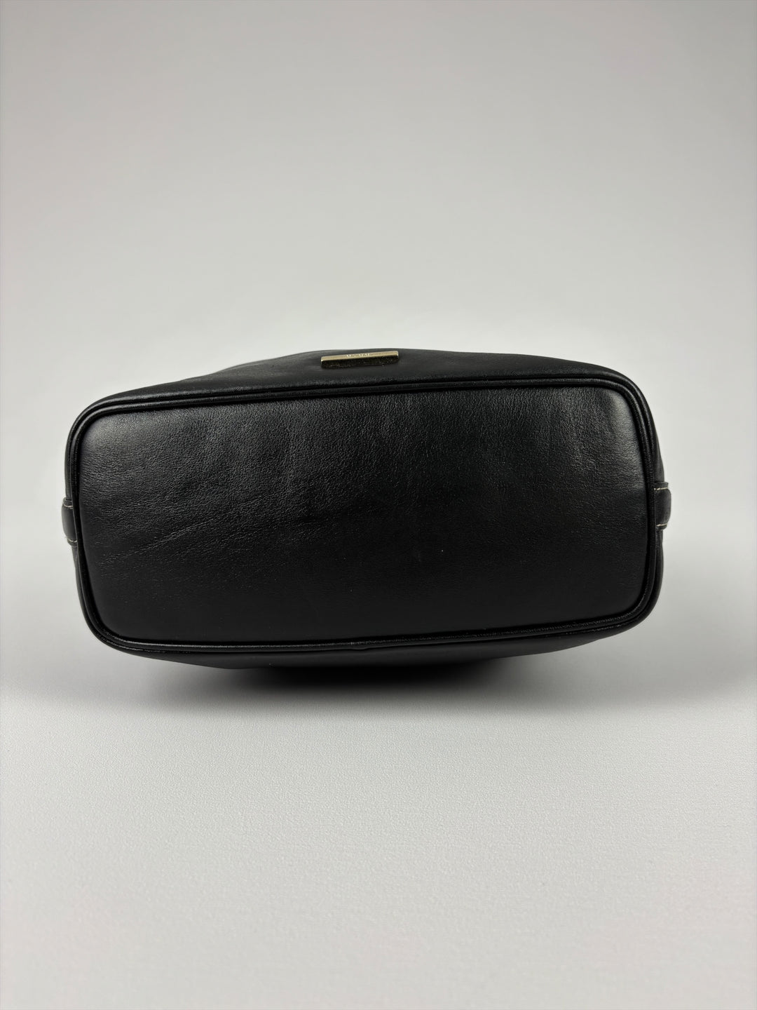 Gucci Leather V Hobo Shoulder Bag in Schwarz, Detailansicht 7