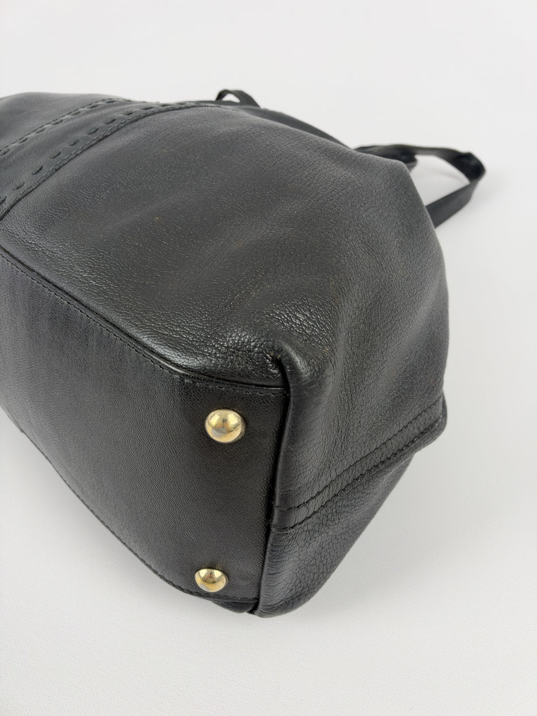 Yves Saint Laurent Reversible Double Leather Shoulder Bag in Schwarz, Detailansicht 7