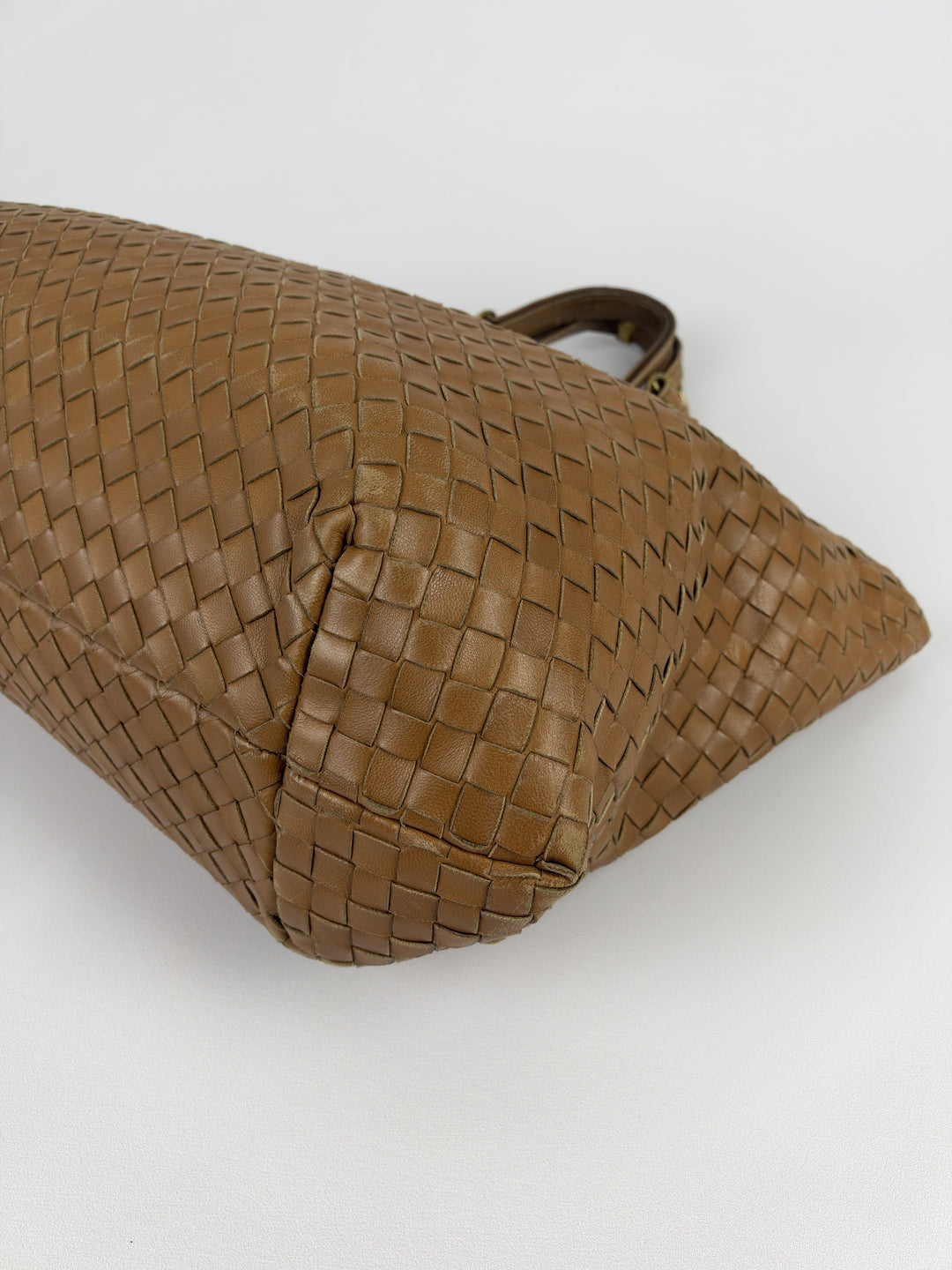 Bottega Veneta Intrecciato Nappa Lock Tote Shoulder Bag in Cognac/Karamellbraun, Detailansicht 7