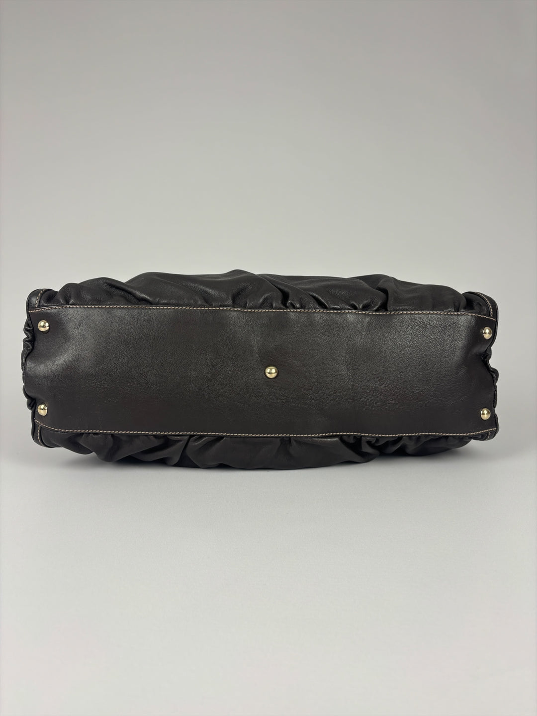 Gucci Abbey D-Ring Leather Hobo Shoulder Bag in Dunkelbraun, Detailansicht 7