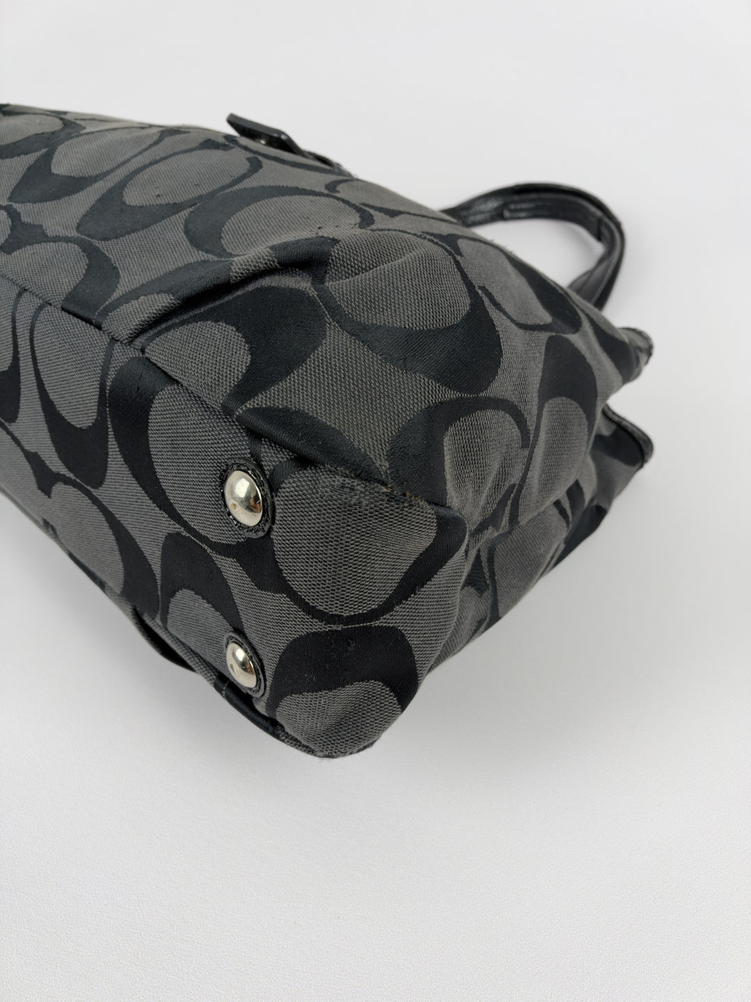 Coach Signature Soho Buckle Tote Shoulder Bag in Grau/Schwarz, Detailansicht 7