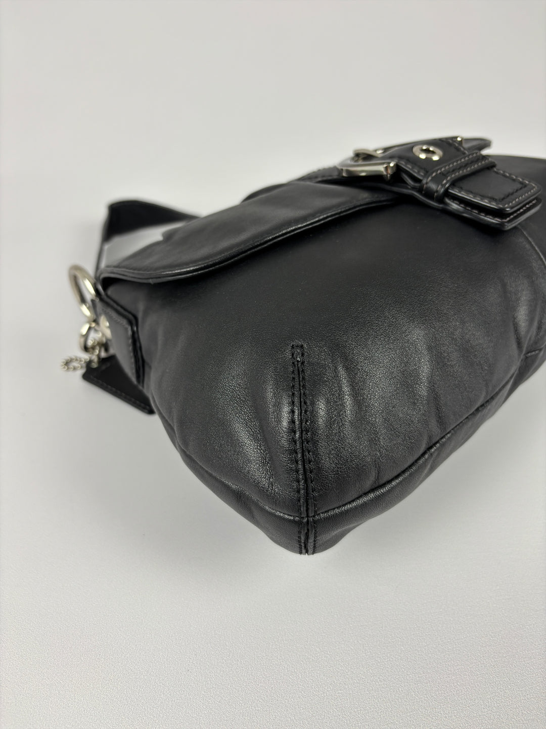 Coach Soho Leather Buckle Flap Shoulder Bag in Schwarz, Detailansicht 7