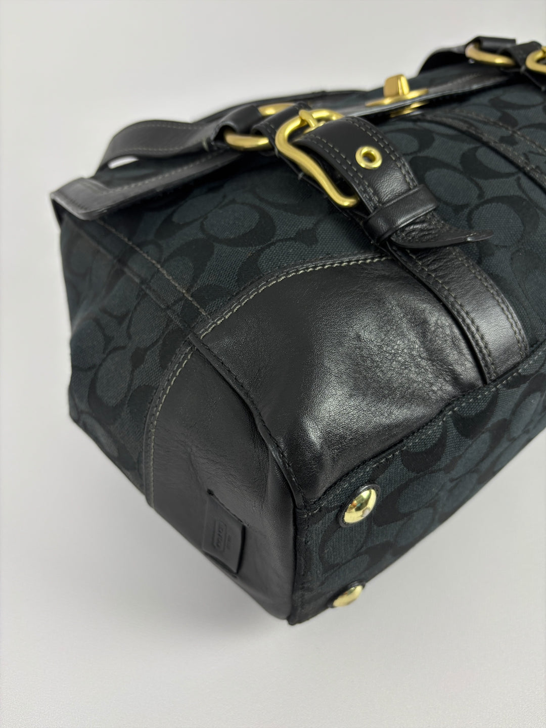 Coach Hampton Signature Flap Satchel Shoulder Bag in Schwarz, Detailansicht 7