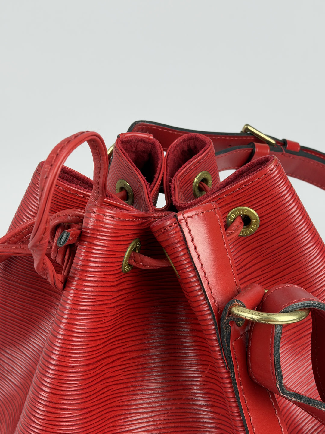 Louis Vuitton Epi Noé GM Shoulder Bag in Rot, Detailansicht 7