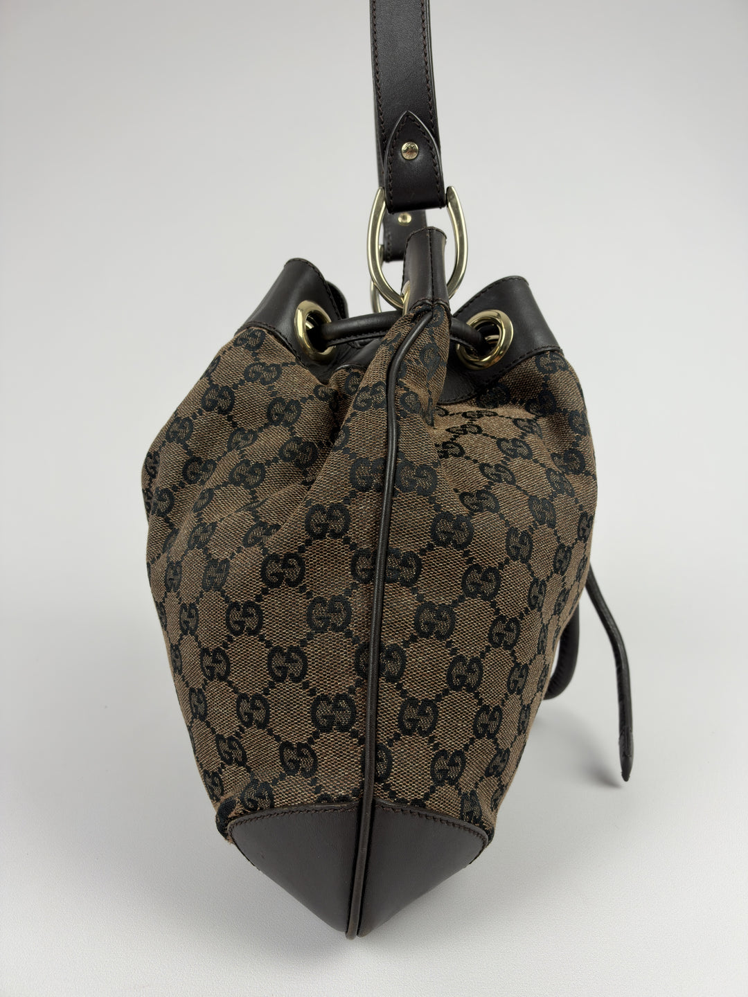 Gucci GG Canvas Drawstring Bucket Shoulder Bag in Braun/Schwarz, Detailansicht 4