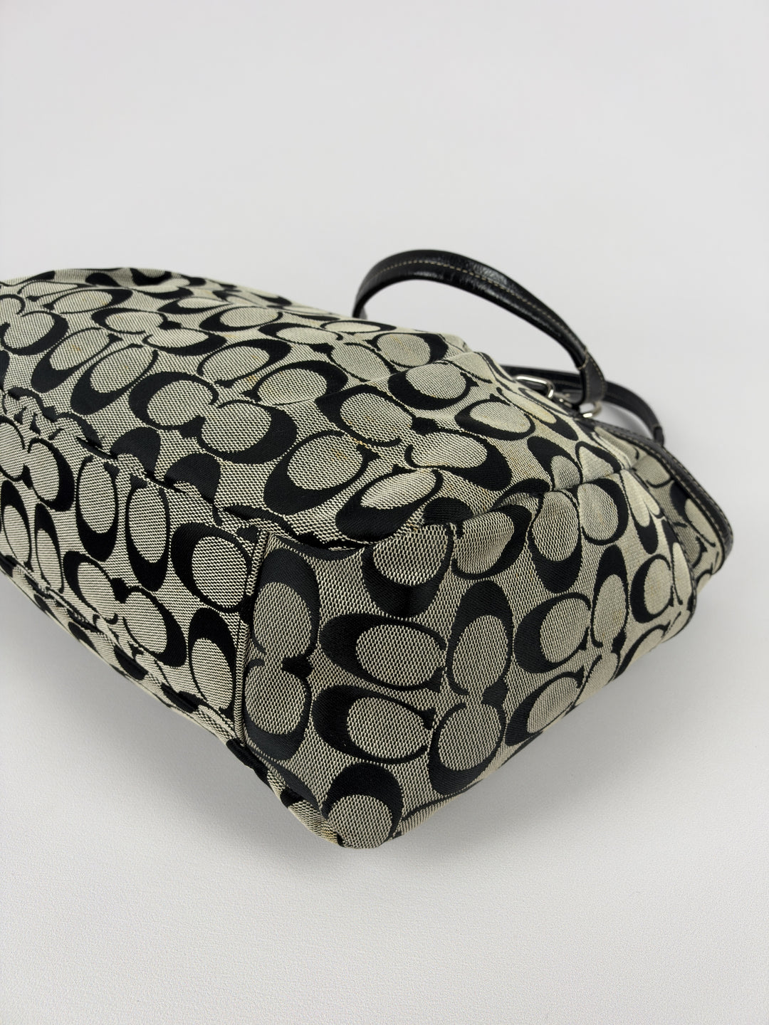Coach Gallery Signature Tote Shoulder Bag in Grau/Schwarz, Detailansicht 7