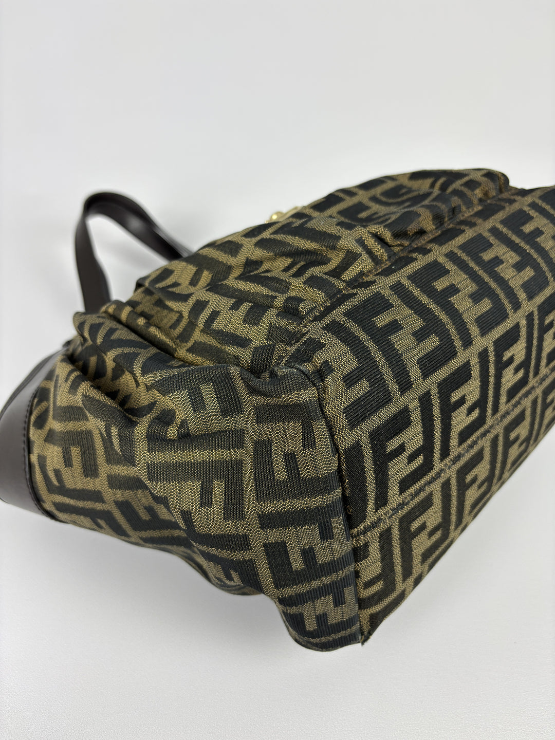 Fendi Zucca Canvas Chef Shoulder Bag in Tabak/Schwarz, Detailansicht 7