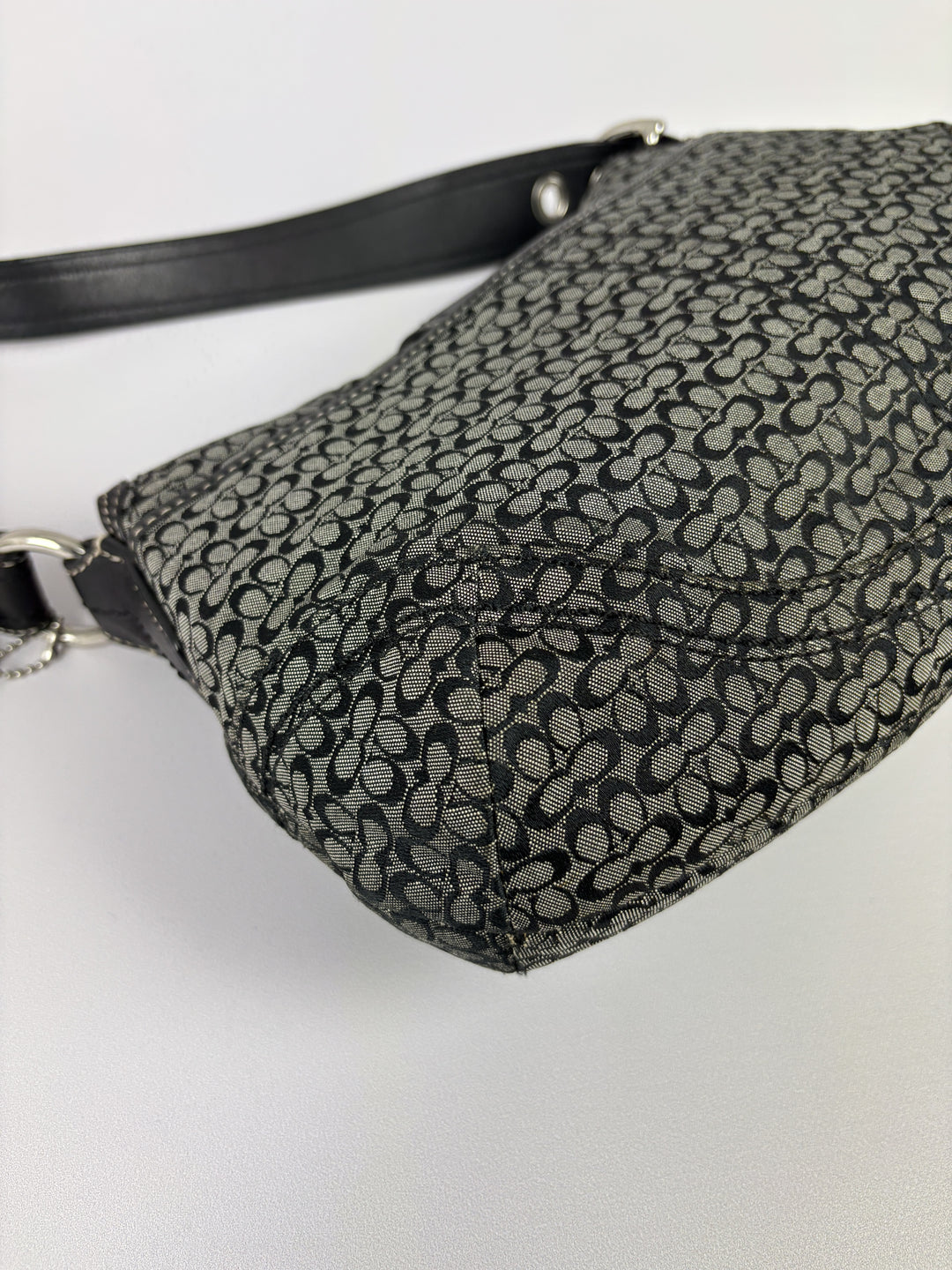 Coach Soho Mini Signature Buckle Flap Shoulder Bag in Grau/Schwarz, Detailansicht 7