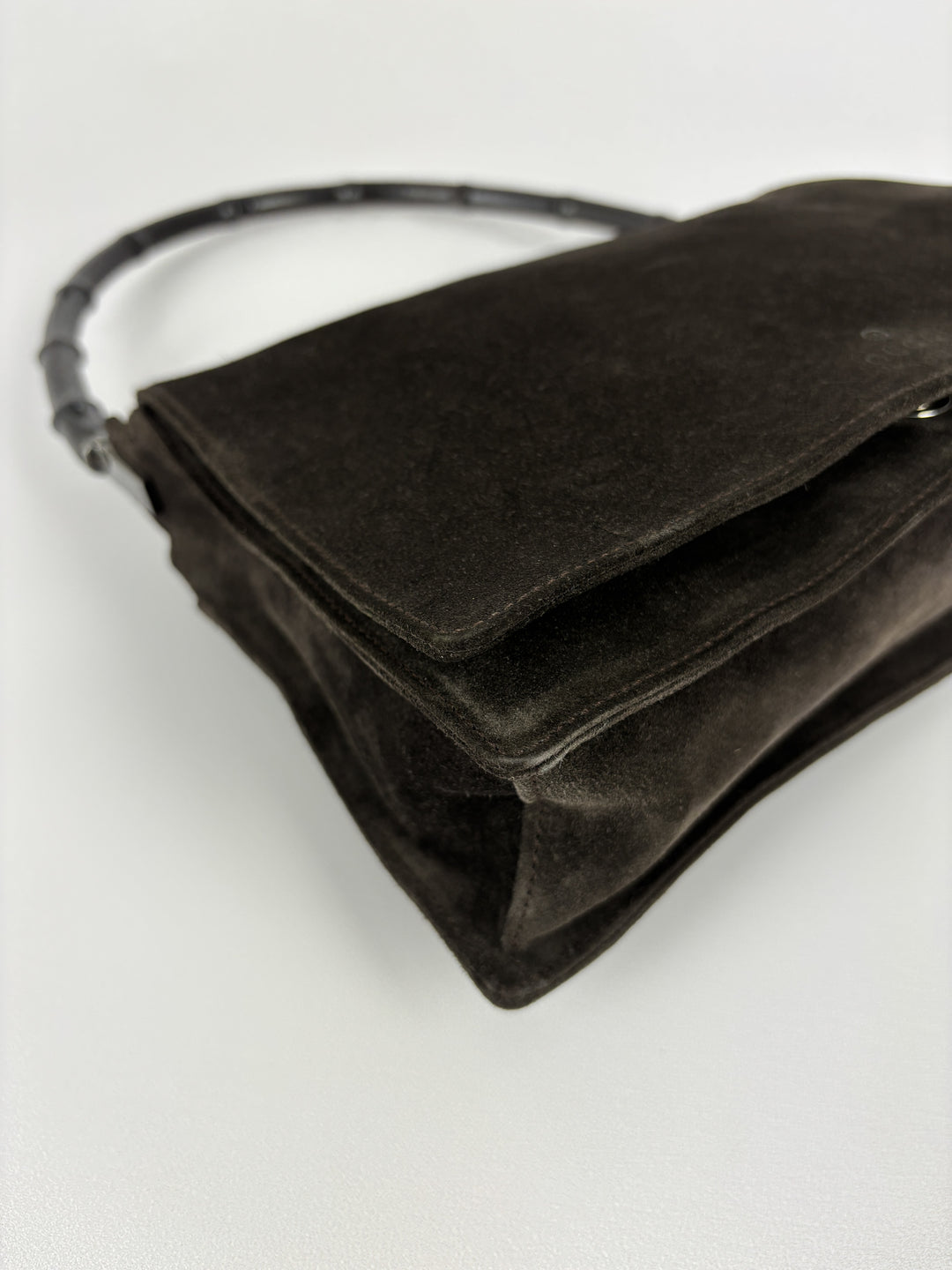 Gucci Bamboo Suede Flap Shoulder Bag in Dunkelbraun, Detailansicht 7