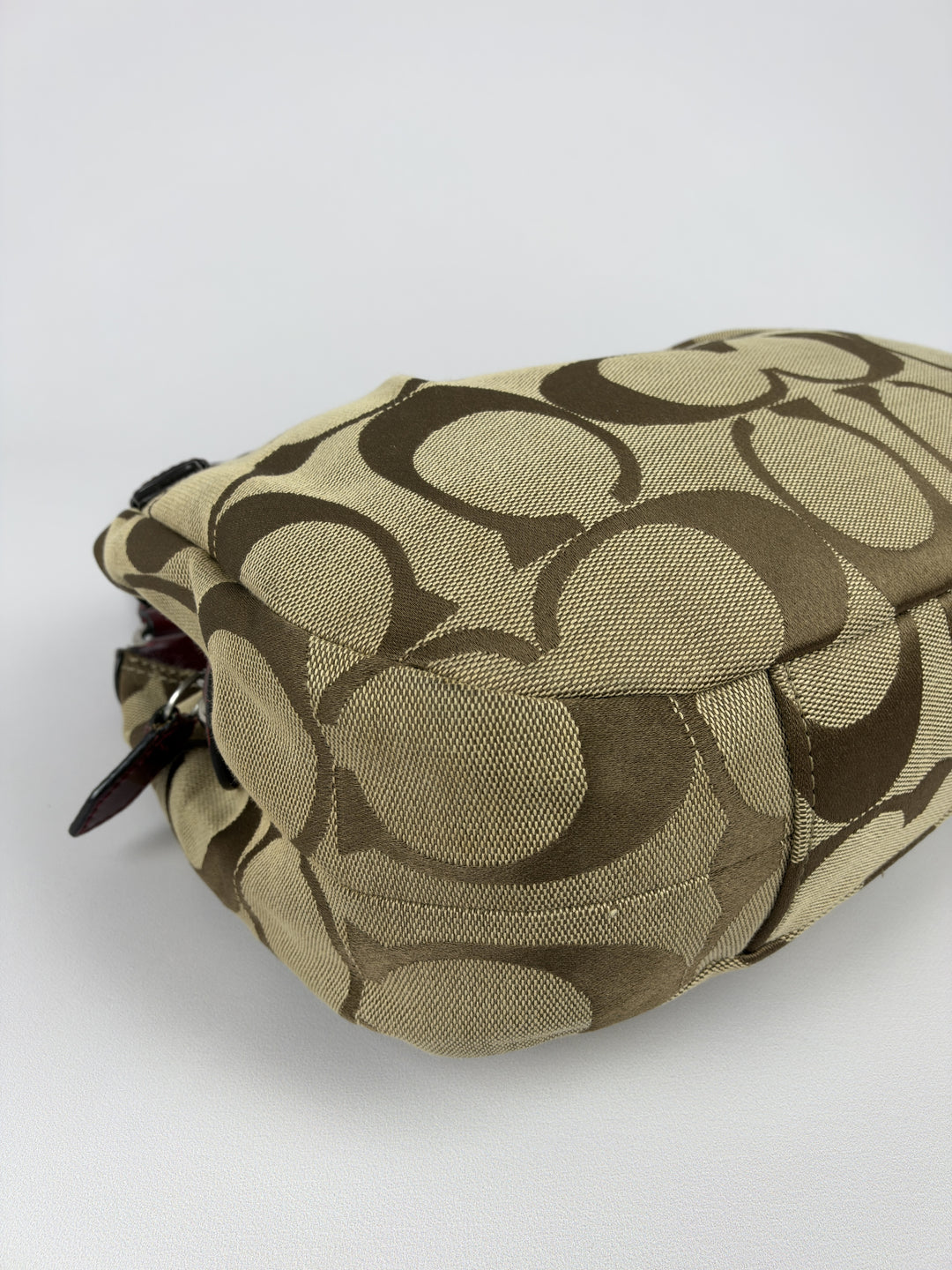 Coach Signature Triple Compartment Hobo Shoulder Bag in Khaki/Braun, Detailansicht 7