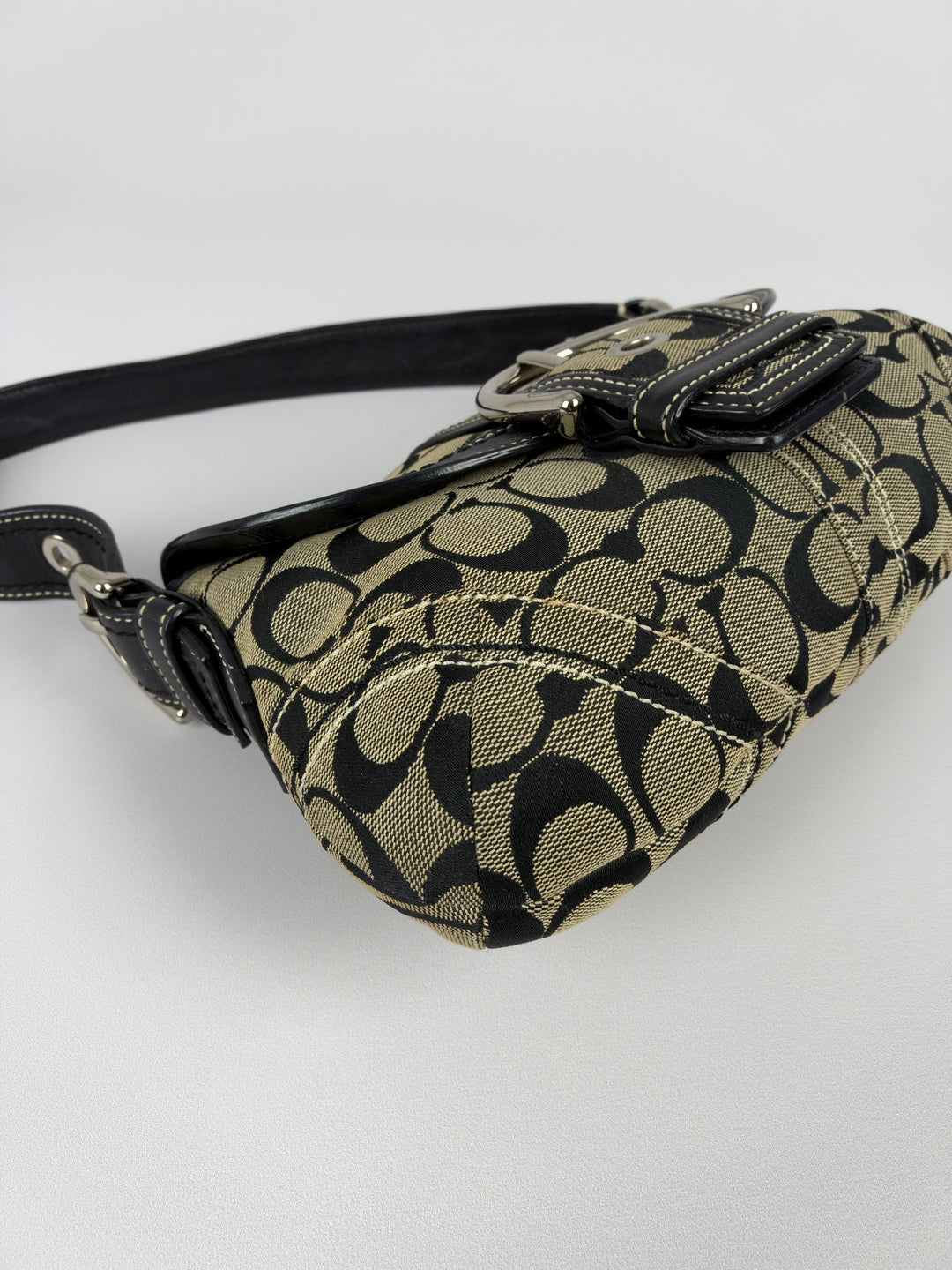 Coach Soho Signature Buckle Flap Baguette Shoulder Bag in Khaki/Schwarz, Detailansicht 7