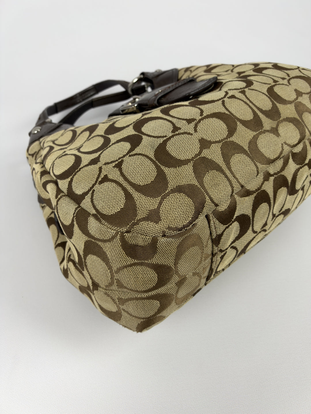 Coach Soho Signature Buckle Hobo Shoulder Bag in Khaki/Braun, Detailansicht 7
