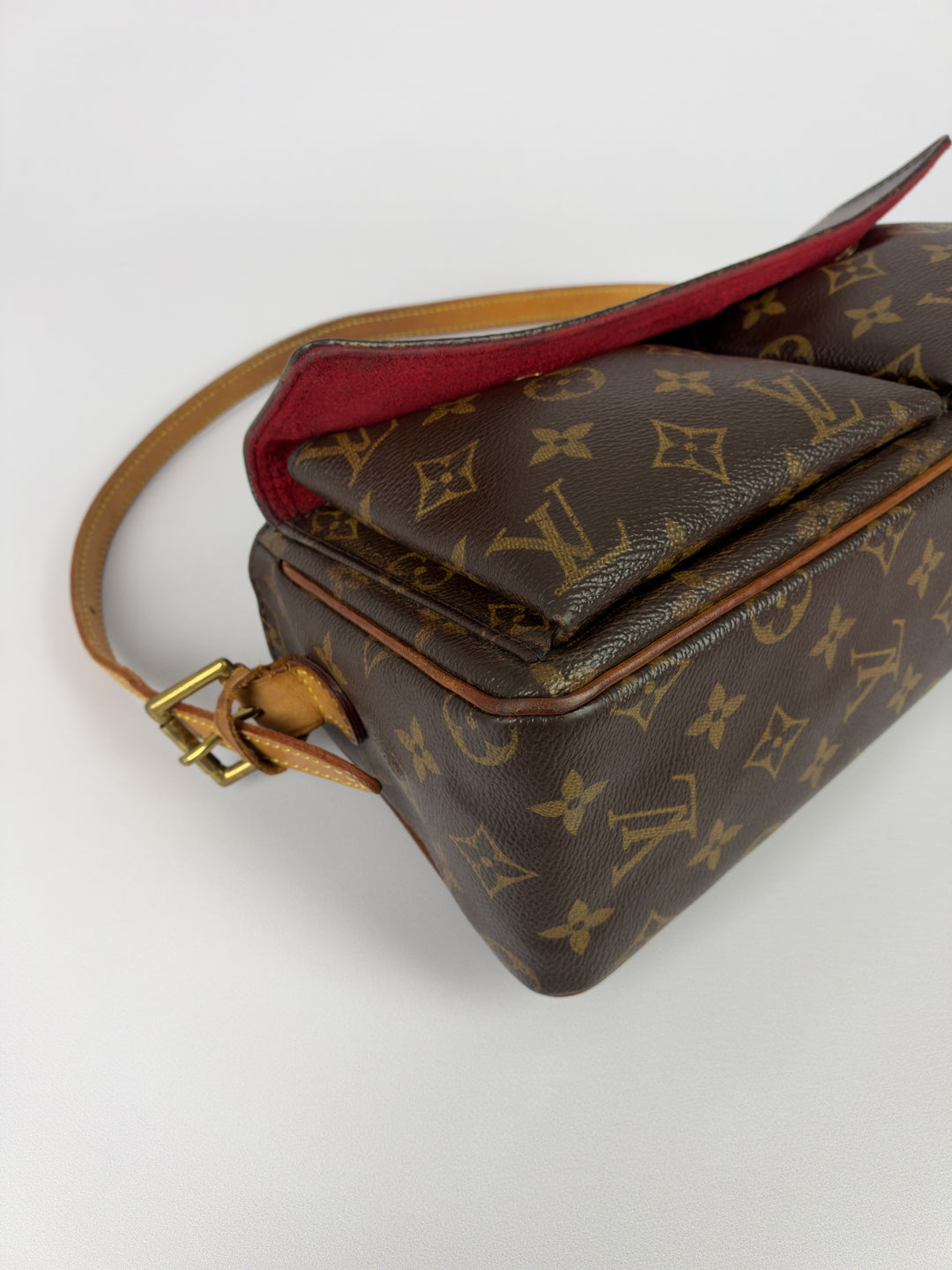 Louis Vuitton Monogram Viva Cité PM Shoulder Bag in Braun, Detailansicht 7
