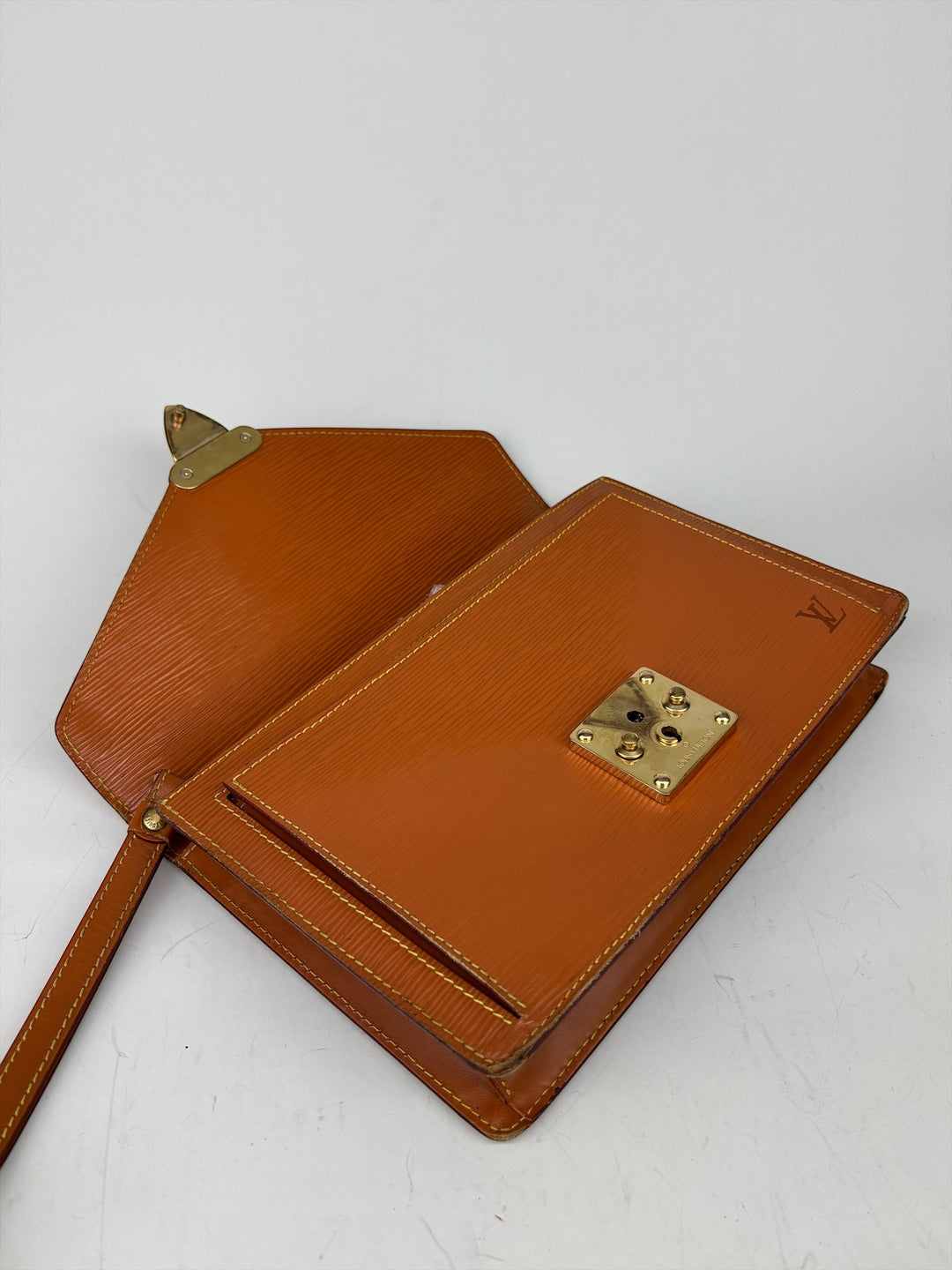 Louis Vuitton Epi Sellier Dragonne Clutch in Kenyan Fawn, Detailansicht 6