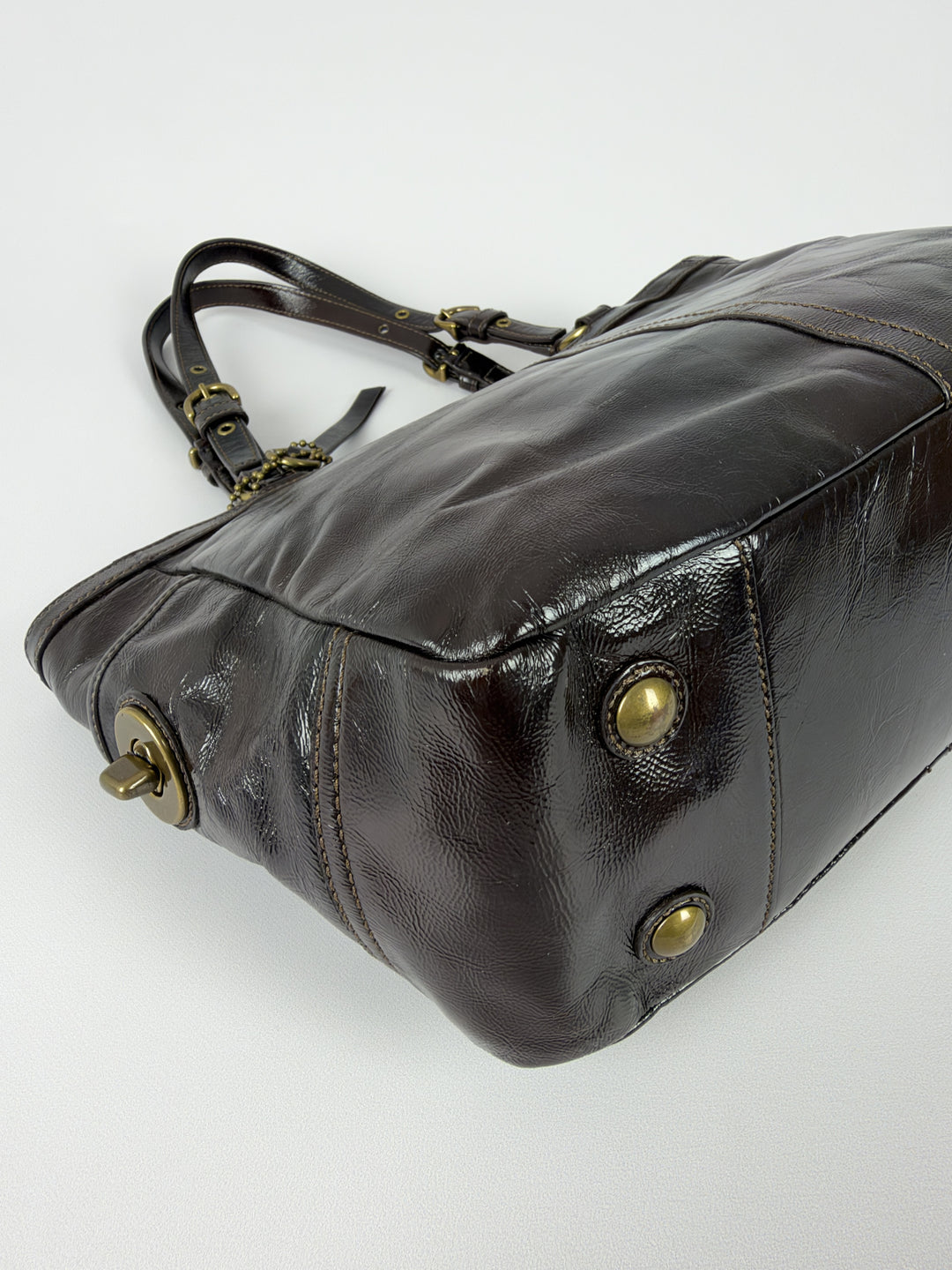 Coach Gallery Patent Leather Pleated Tote Shoulder Bag in Dunkelbraun, Detailansicht 8