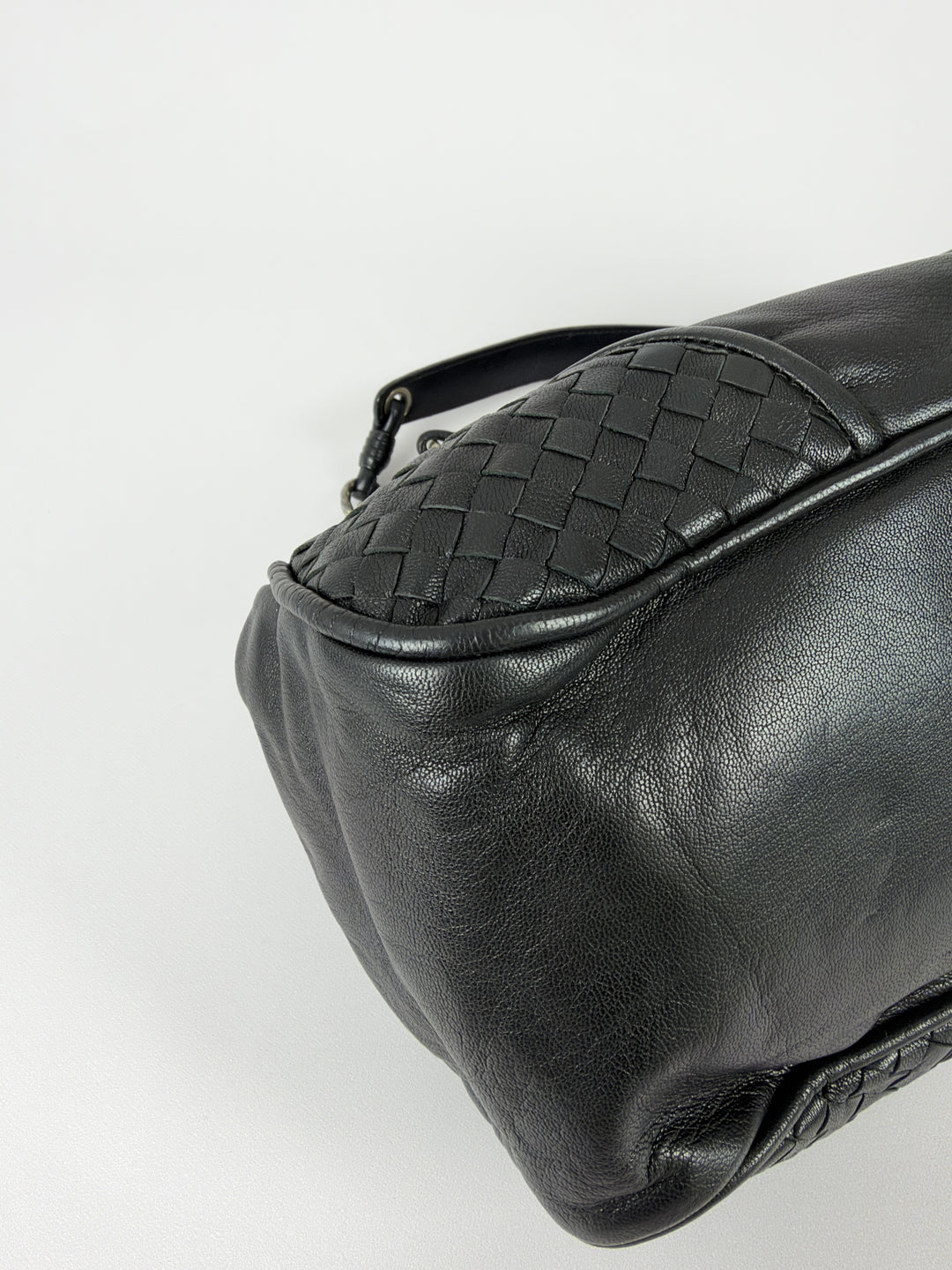 Bottega Veneta Nappa Intrecciato Chain Shoulder Bag in Schwarz, Detailansicht 8