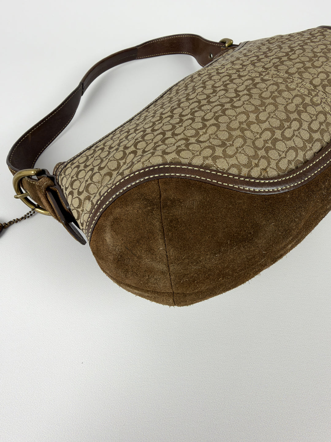 Coach Soho Mini Signature Suede Buckle Flap Shoulder Bag in Khaki/Braun, Detailansicht 8