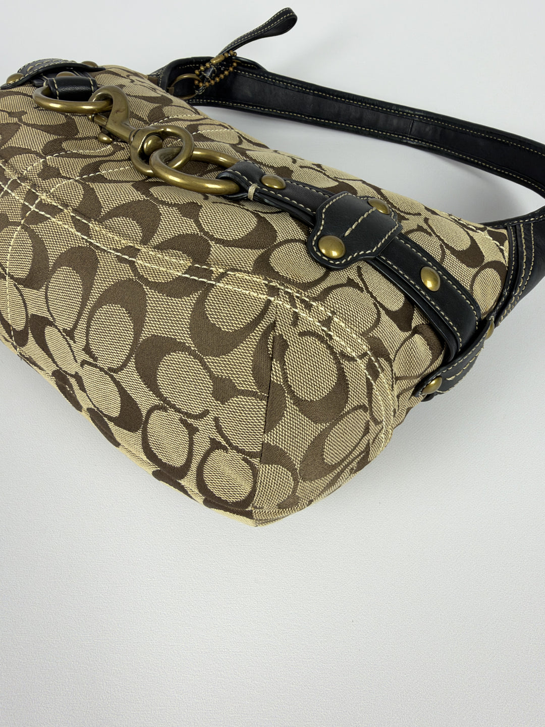 Coach Signature Horse Bit Hobo Shoulder Bag in Khaki/Braun, Detailansicht 8