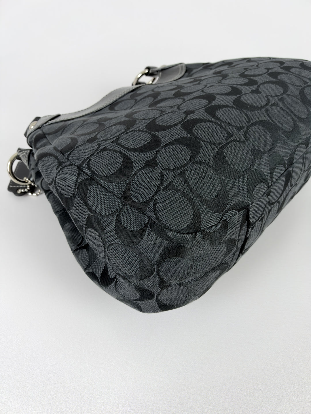 Coach Soho Signature Buckle Hobo Shoulder Bag in Schwarz/Anthrazit, Detailansicht 8