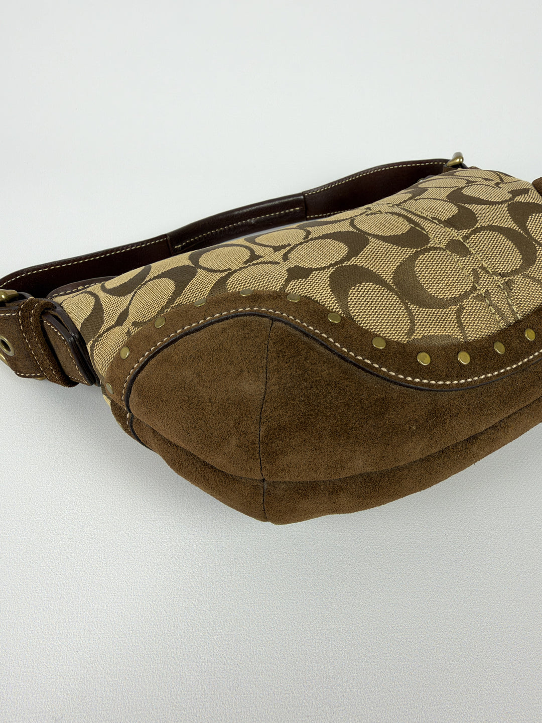 Coach Signature Studded Suede Hobo Shoulder Bag in Khaki/Braun, Detailansicht 8