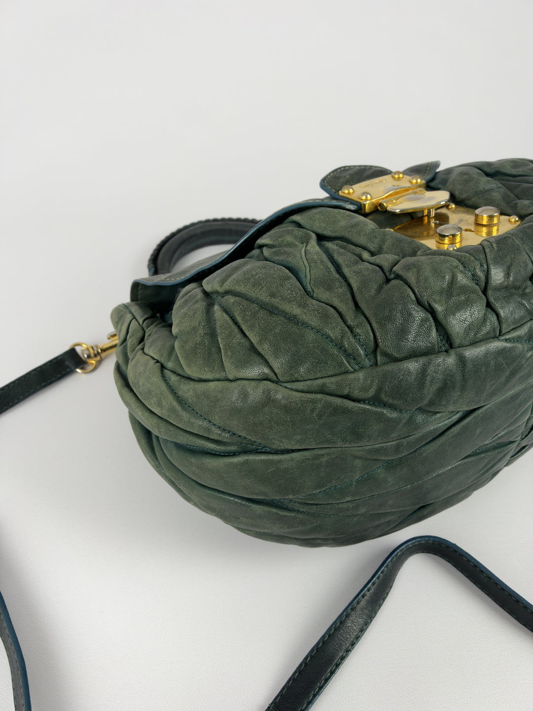 Miu Miu Coffer Matelassé Leather Shoulder Bag in Dunkelgrün, Detailansicht 8