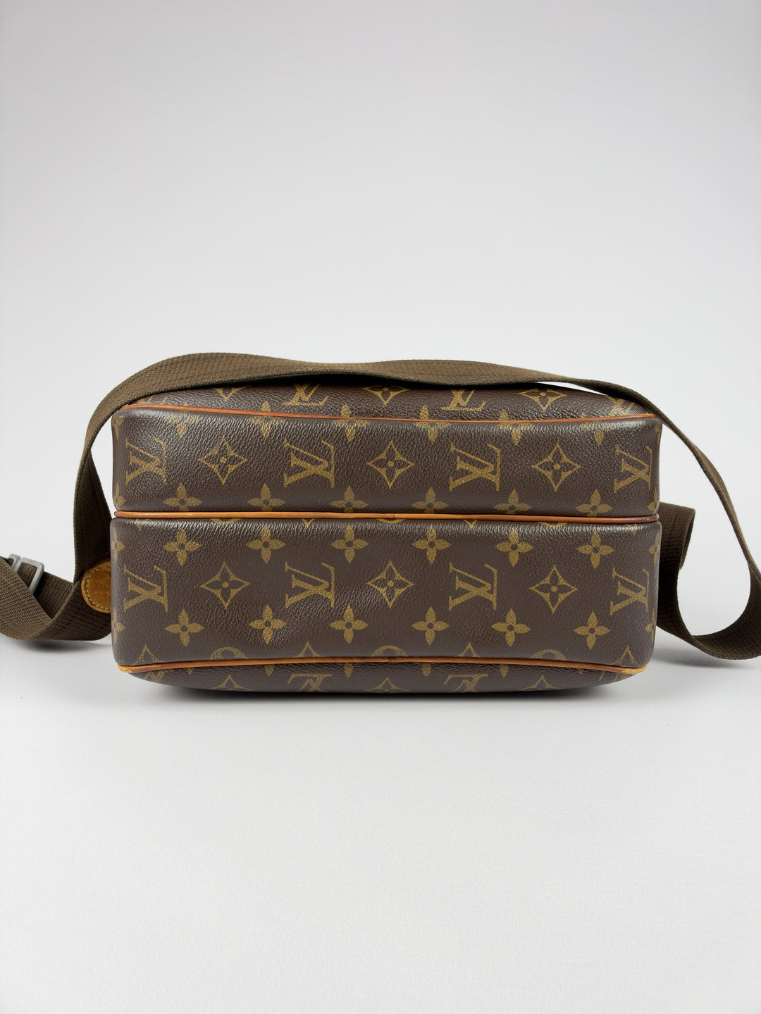 Louis Vuitton Monogram Reporter PM Shoulder Bag in Braun/Beige, Detailansicht 8