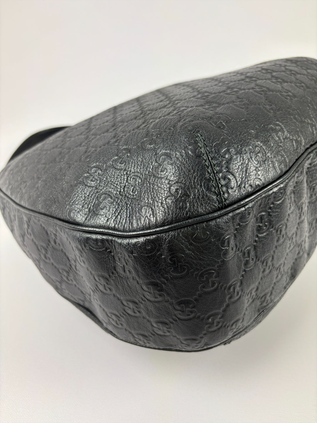 Gucci Guccissima Leather New Britt Hobo Shoulder Bag in Schwarz, Detailansicht 8