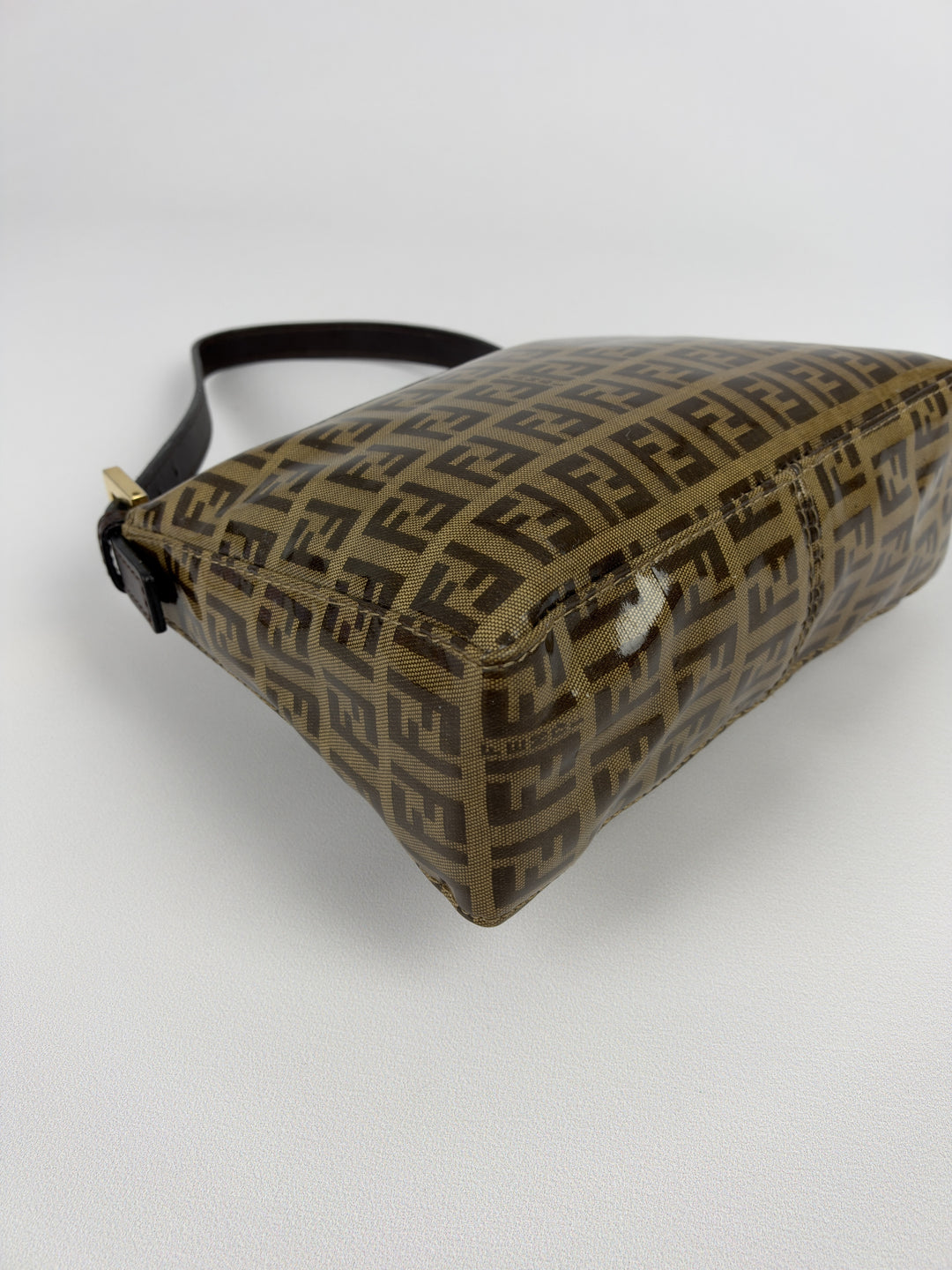 Fendi Zucca Coated Canvas Pochette Shoulder Bag in Tabakbraun/Schwarzbraun, Detailansicht 8
