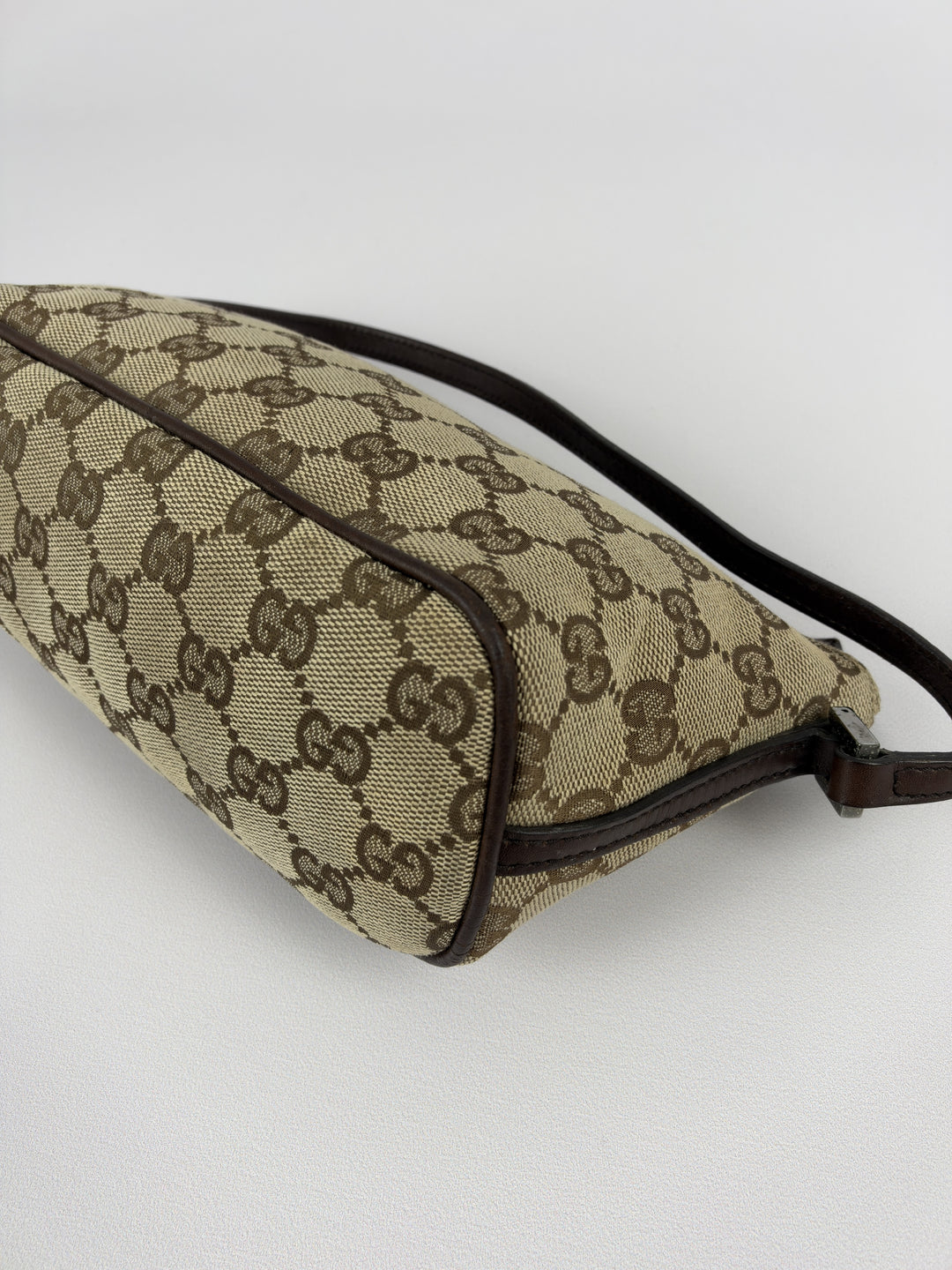 Gucci GG Canvas Boat Pochette in Beige/Braun, Detailansicht 8