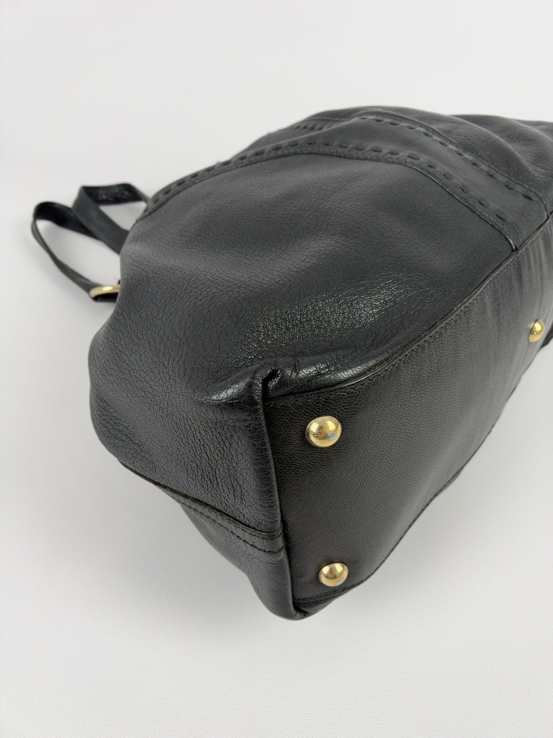 Yves Saint Laurent Reversible Double Leather Shoulder Bag in Schwarz, Detailansicht 8