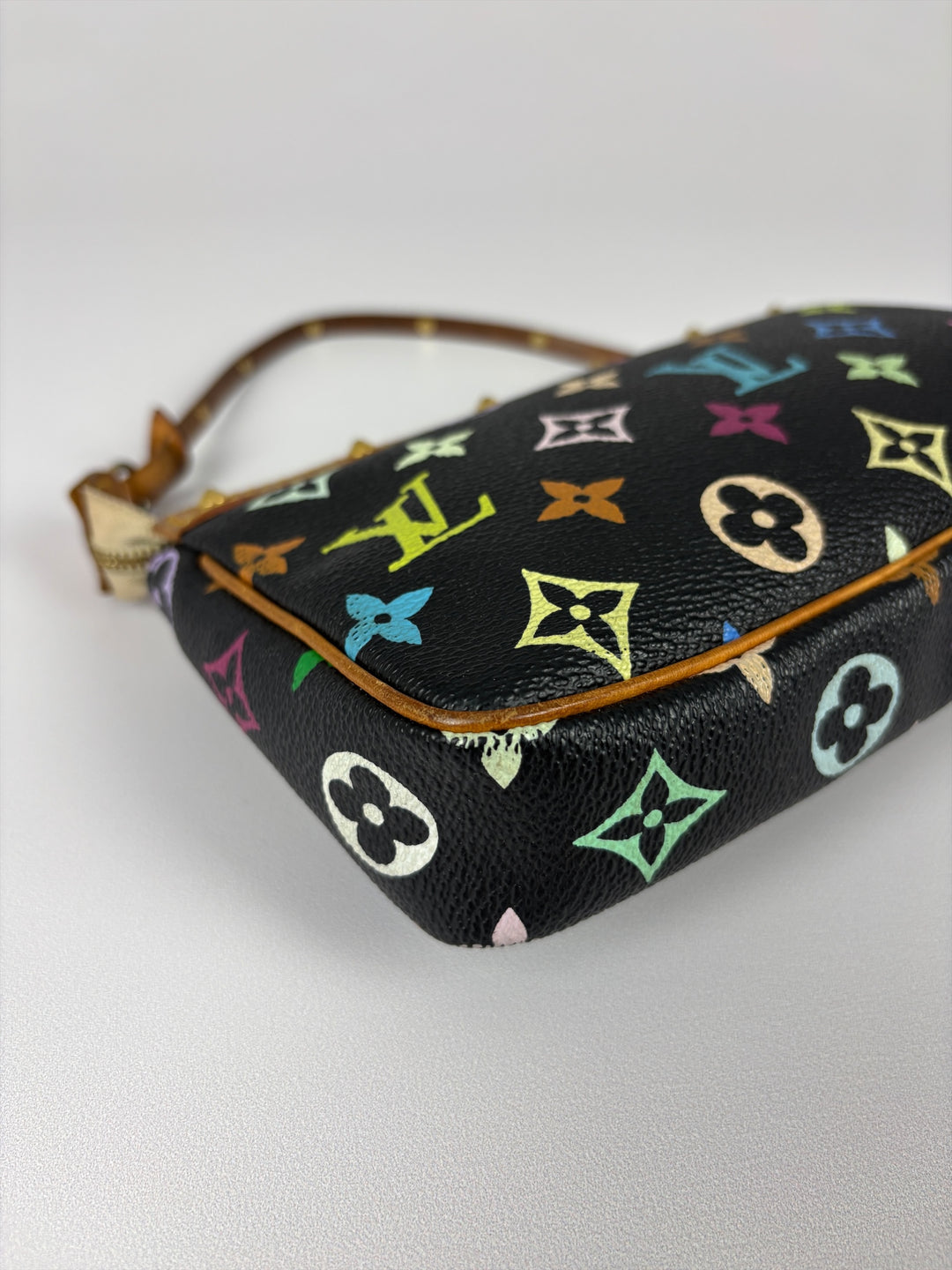 Louis Vuitton Monogram Multicolore Pochette Accessoires Shoulder Bag in Schwarz, Detailansicht 8