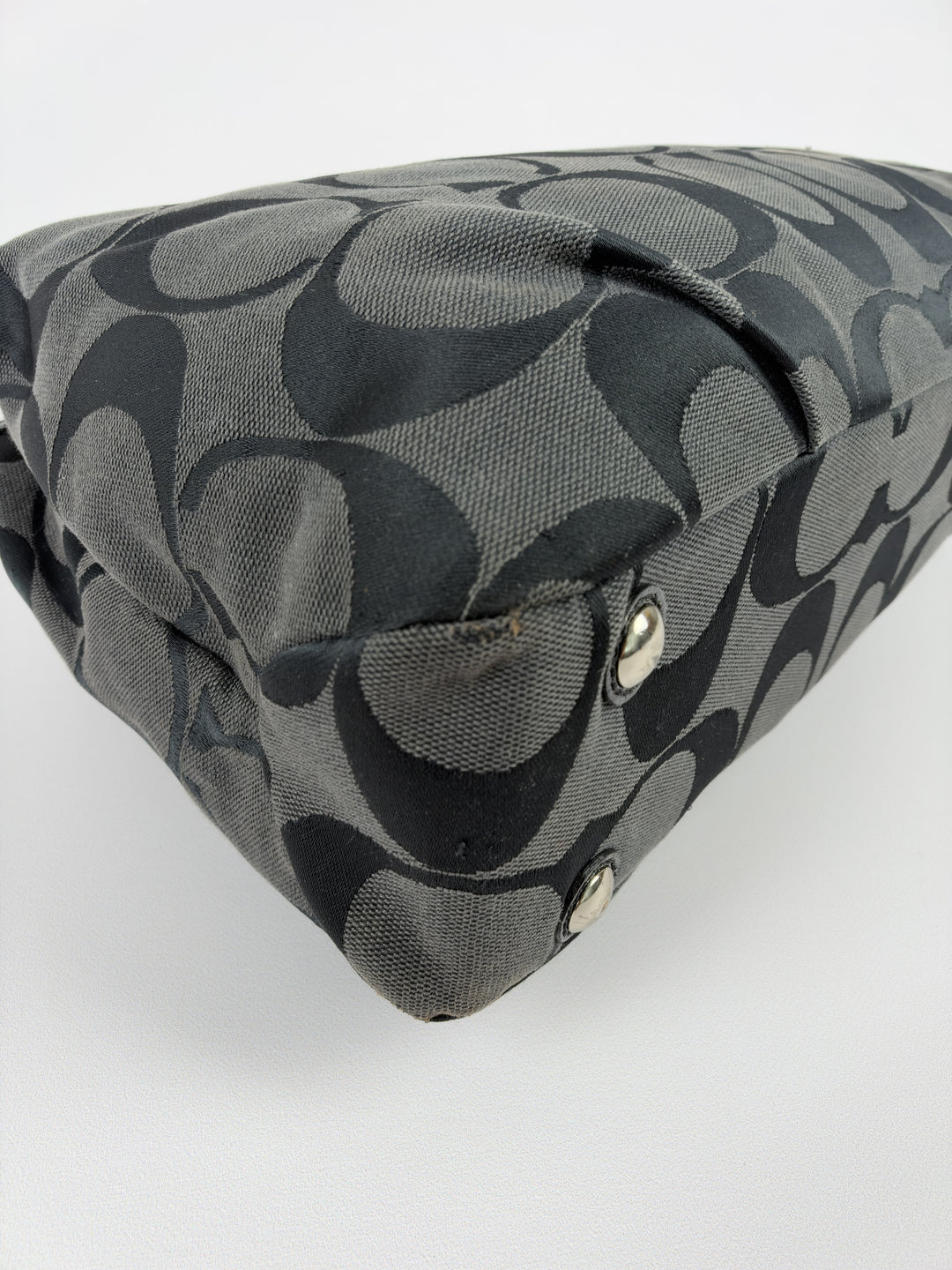 Coach Signature Soho Buckle Tote Shoulder Bag in Grau/Schwarz, Detailansicht 8