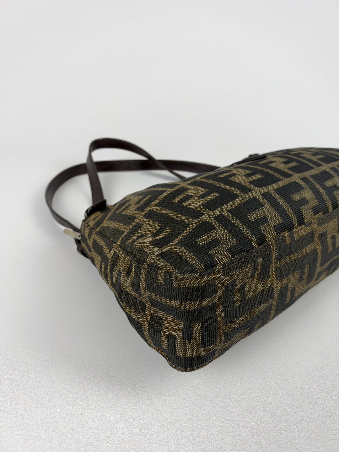 Fendi Zucca Canvas Baguette Buckle Shoulder Bag in Tabakbraun/Schwarz, Detailansicht 8