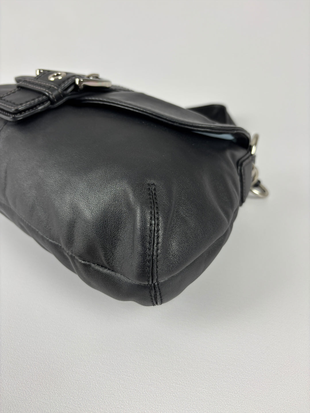 Coach Soho Leather Buckle Flap Shoulder Bag in Schwarz, Detailansicht 8