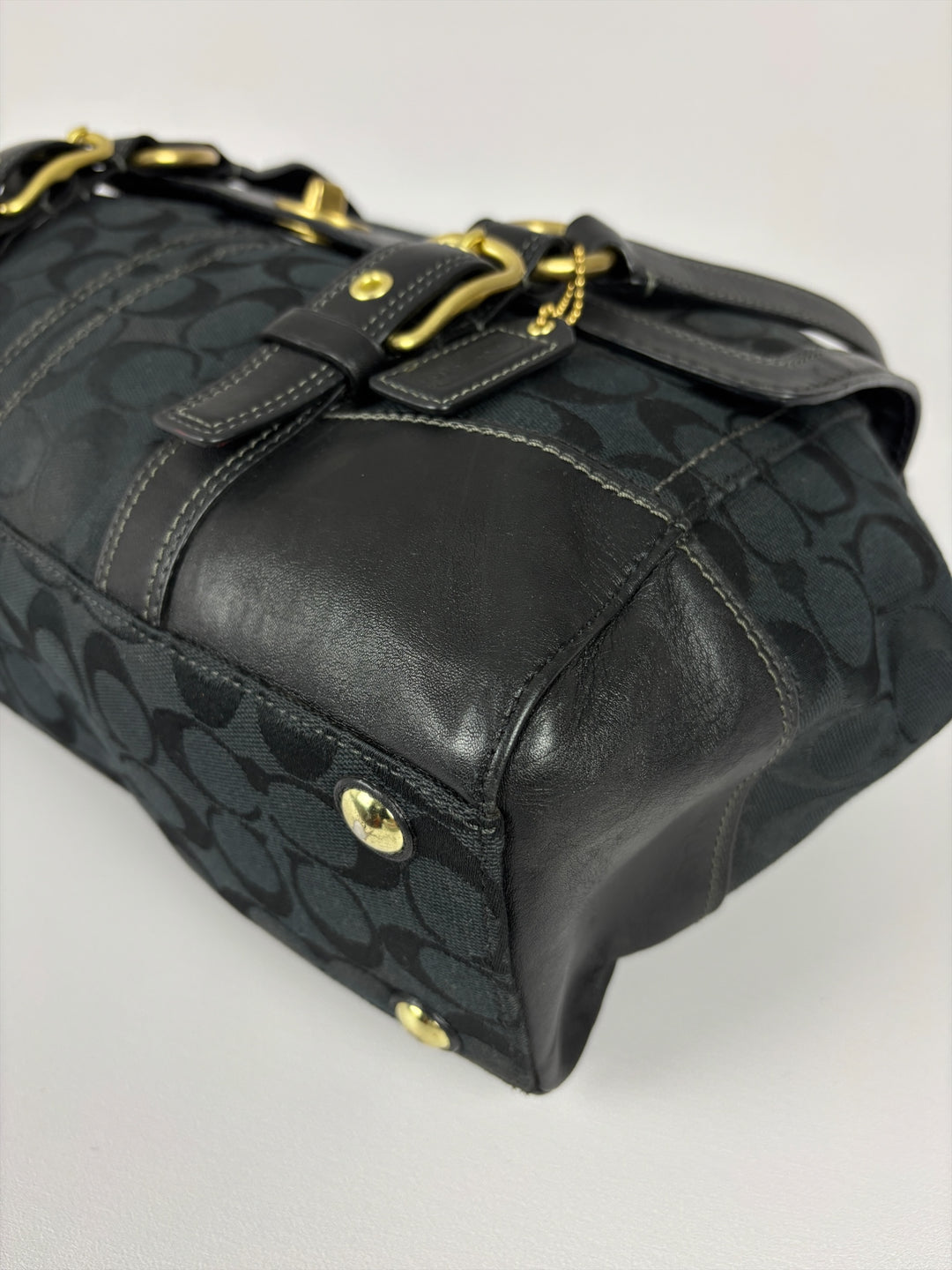 Coach Hampton Signature Flap Satchel Shoulder Bag in Schwarz, Detailansicht 8
