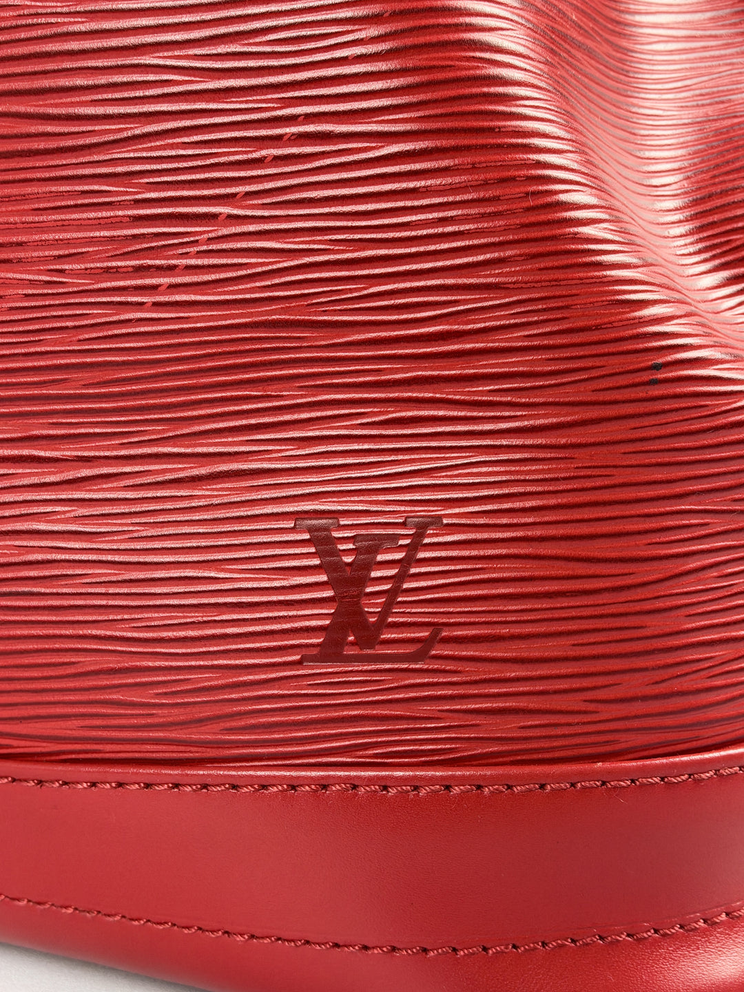 Louis Vuitton Epi Noé GM Shoulder Bag in Rot, Detailansicht 8