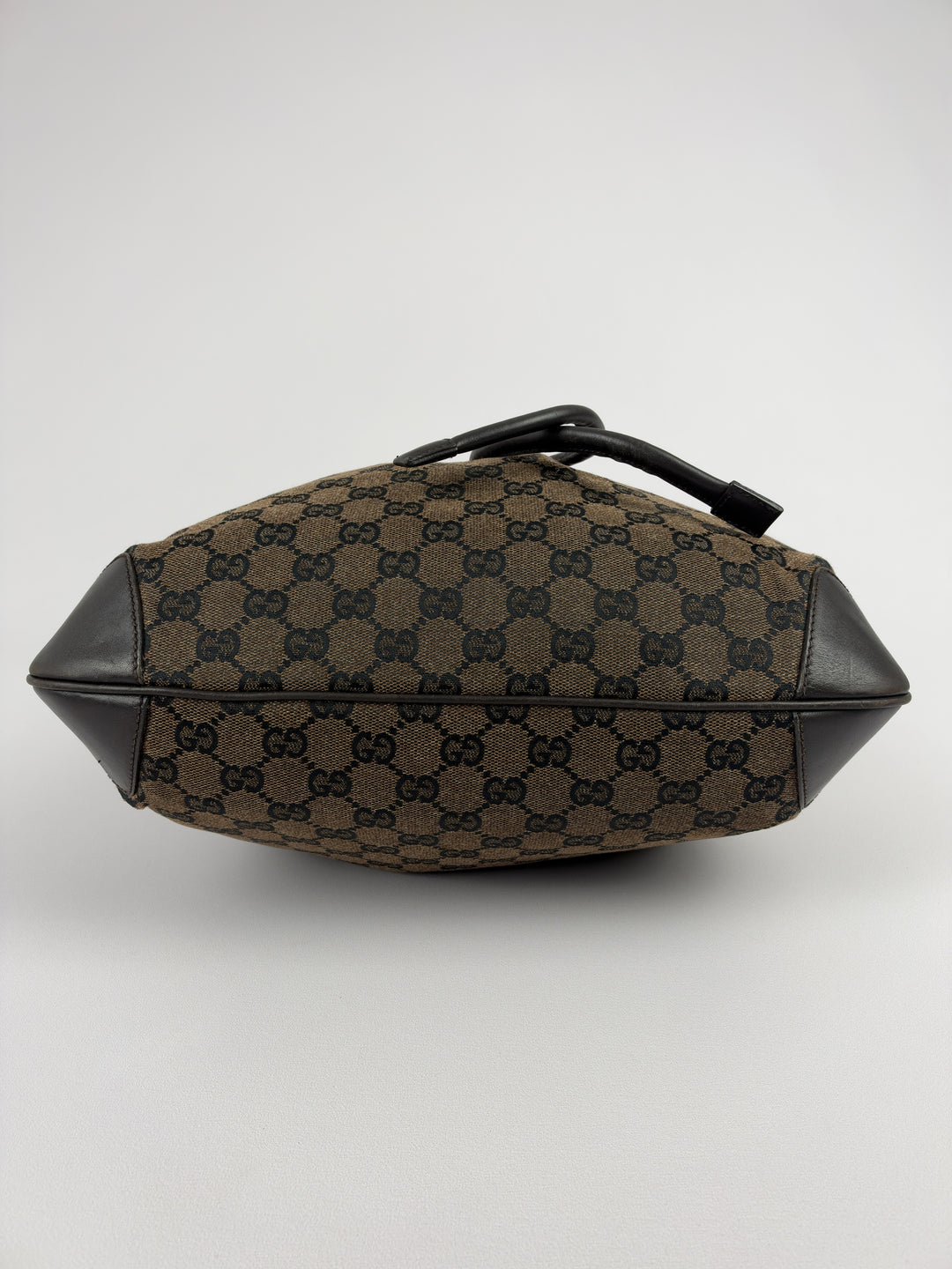 Gucci GG Canvas Drawstring Bucket Shoulder Bag in Braun/Schwarz, Detailansicht 5