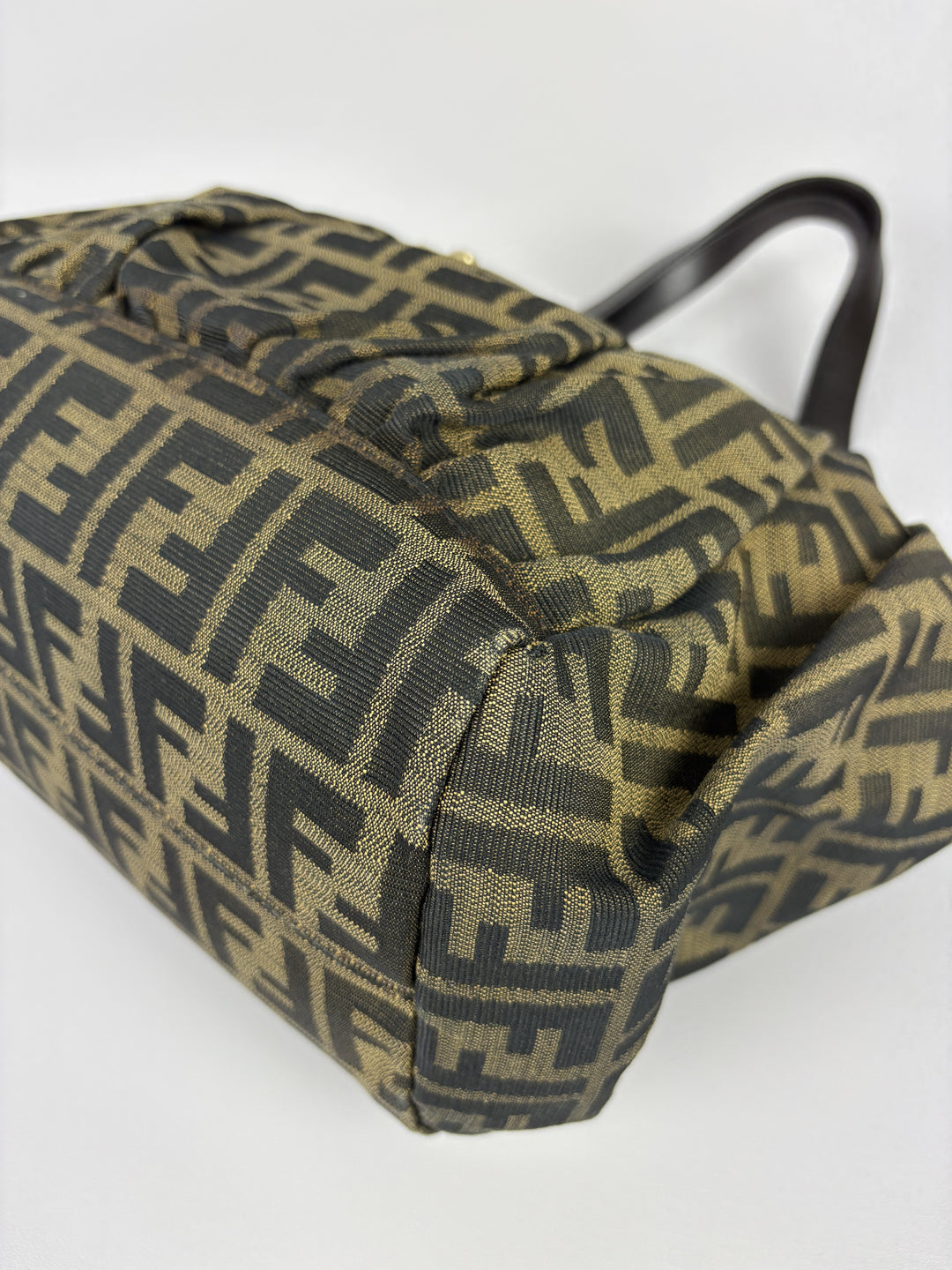 Fendi Zucca Canvas Chef Shoulder Bag in Tabak/Schwarz, Detailansicht 8