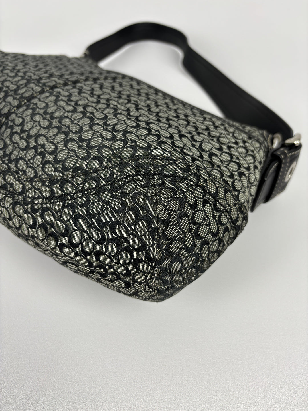 Coach Soho Mini Signature Buckle Flap Shoulder Bag in Grau/Schwarz, Detailansicht 8