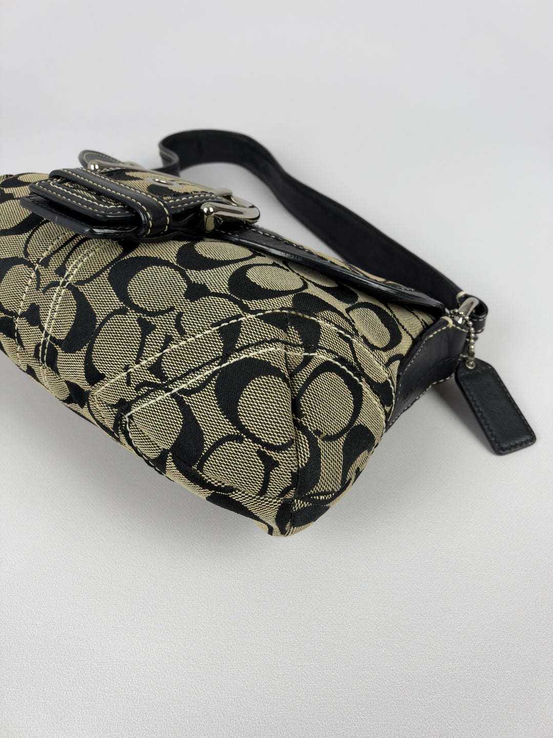 Coach Soho Signature Buckle Flap Baguette Shoulder Bag in Khaki/Schwarz, Detailansicht 8